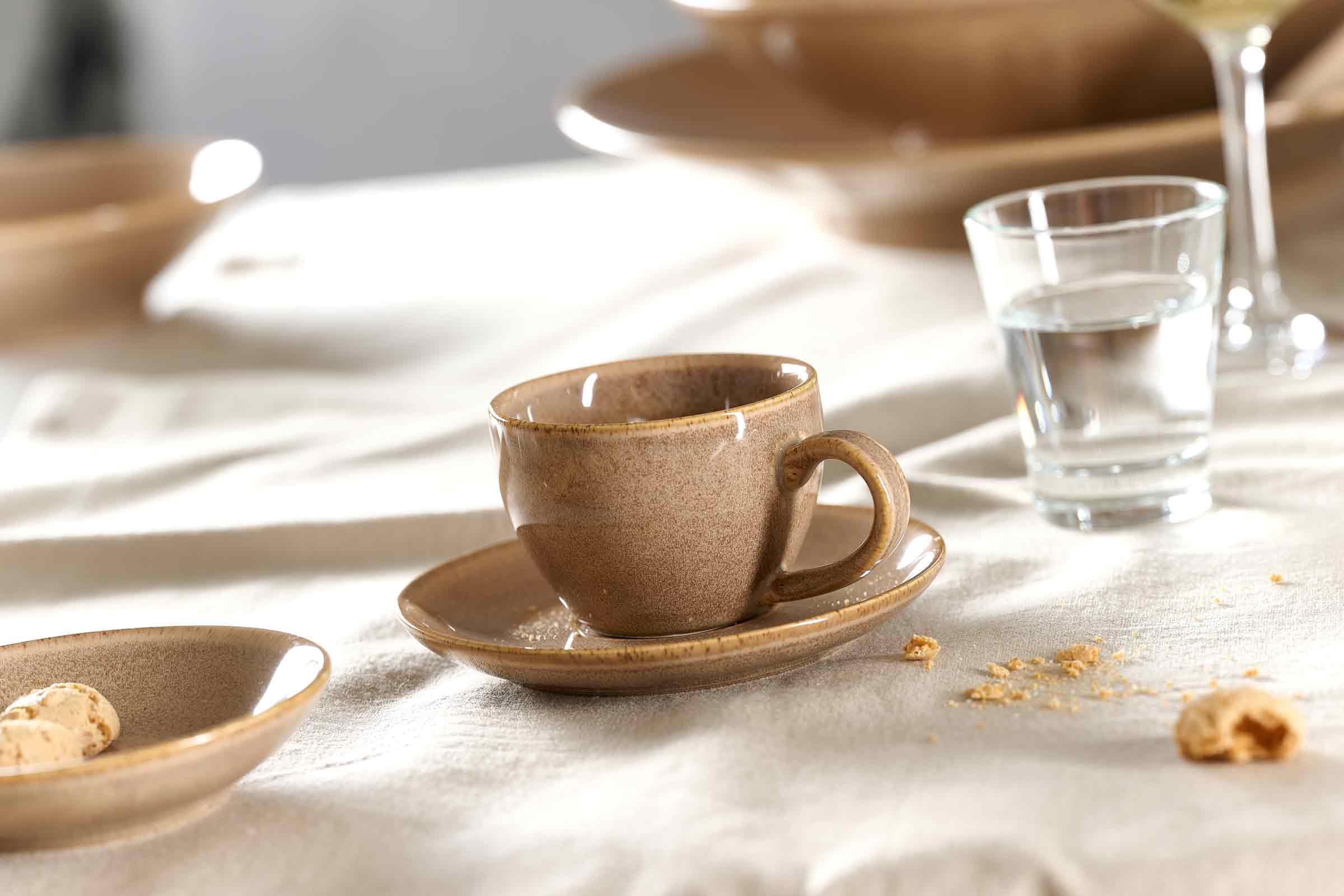 Ritzenhoff & Breker Sahara Espressotassen mit Untertassen 6er Set | 100 ml | Rustikaler Handmade-Look durch Reaktivglasur, Sanfte Sandtöne | Porzellan, Spülmaschinenfest | Braun-Mix
