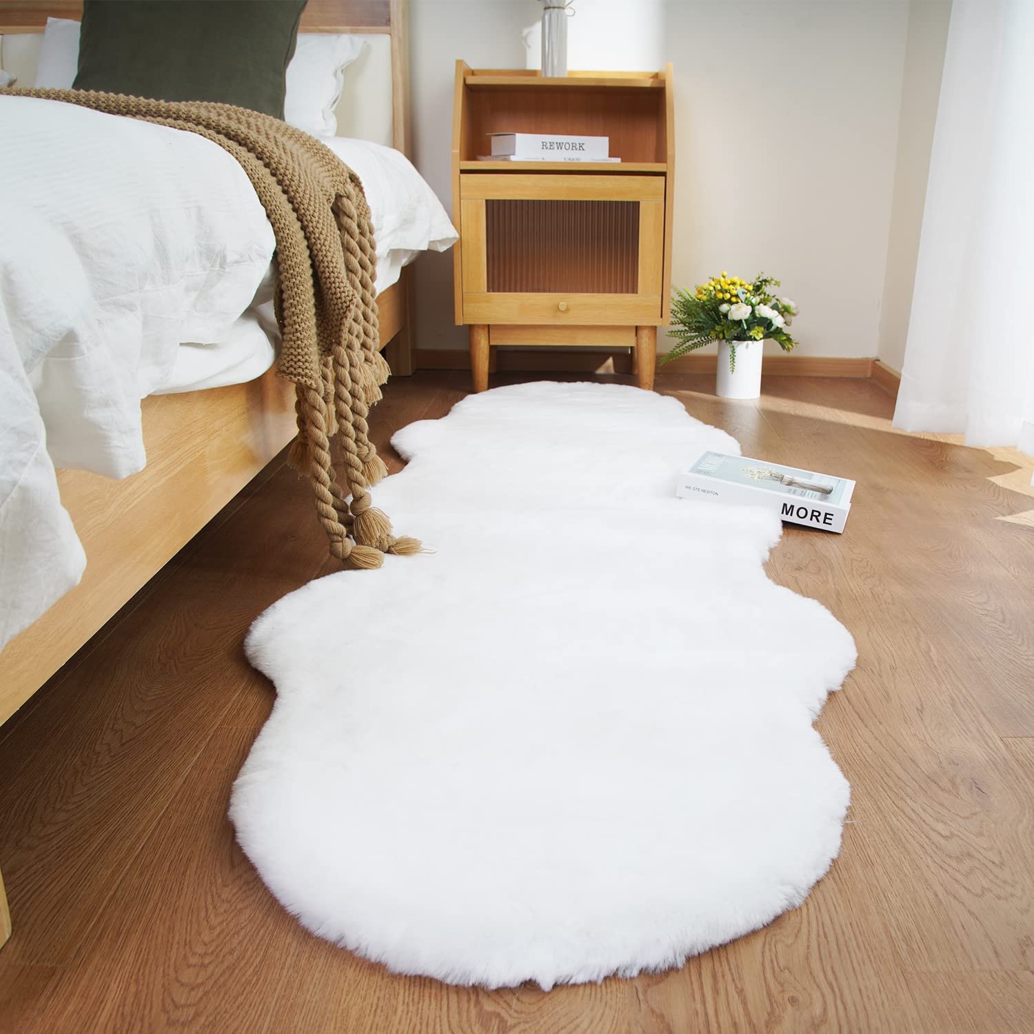 Ghouse Faux Tappetto di Pelle di Pecora Tappeto a Pelo Corto Lavabile Fluffy Uni Effetto Pelliccia Antiscivolo Facile da Pulire, Dimensione: Pelliccia Sintetica 60 x 180 cm, Colore: Bianco