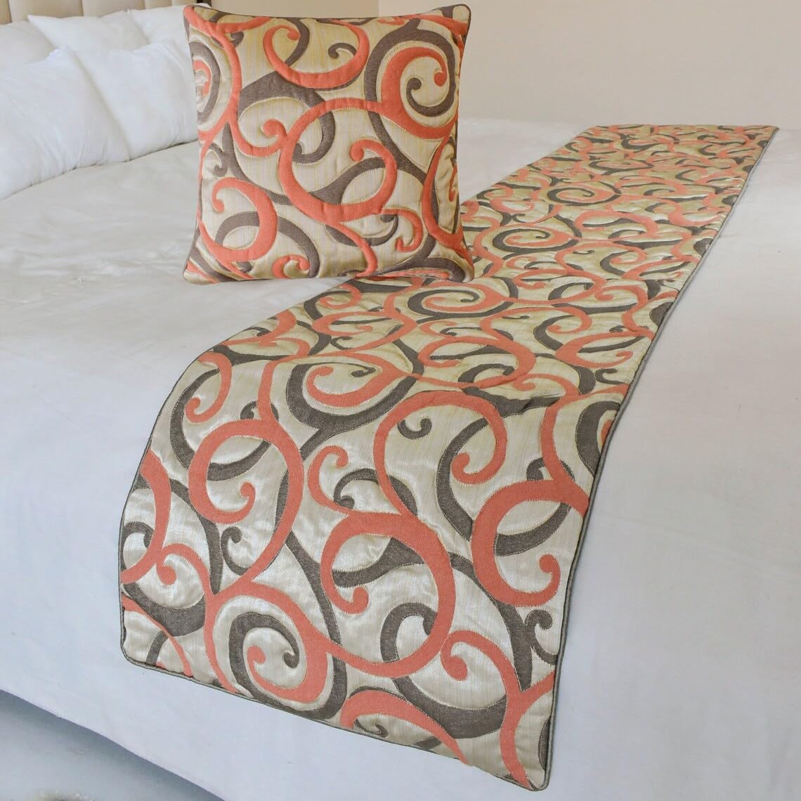 Corredor de cama moderno para decorar un dormitorio elegante de tamaño CA King