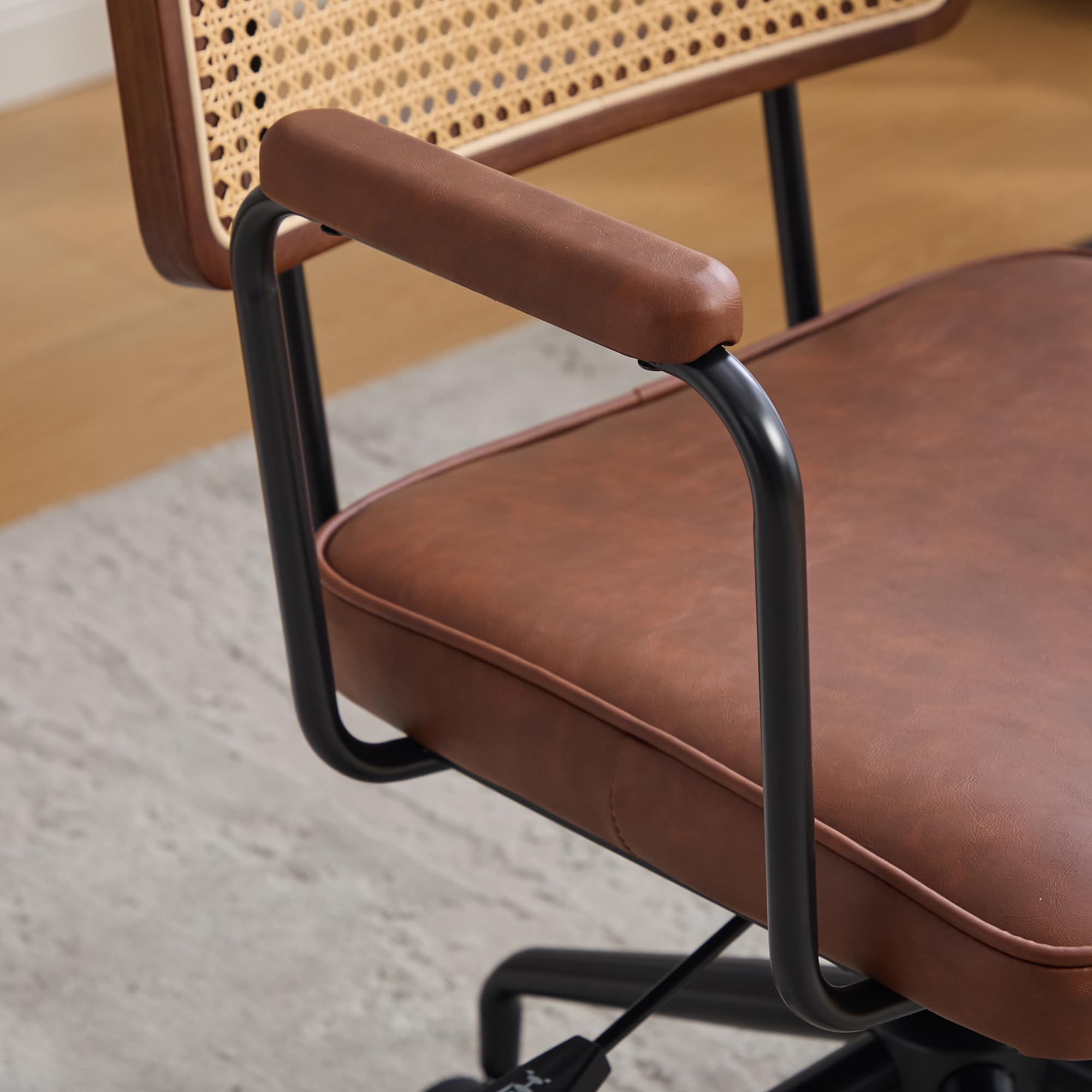 Sedia da ufficio vintage in rattan con braccioli, sedia girevole regolabile in altezza con sedile in pelle PU e schienale in rattan sintetico, per casa e ufficio, marrone