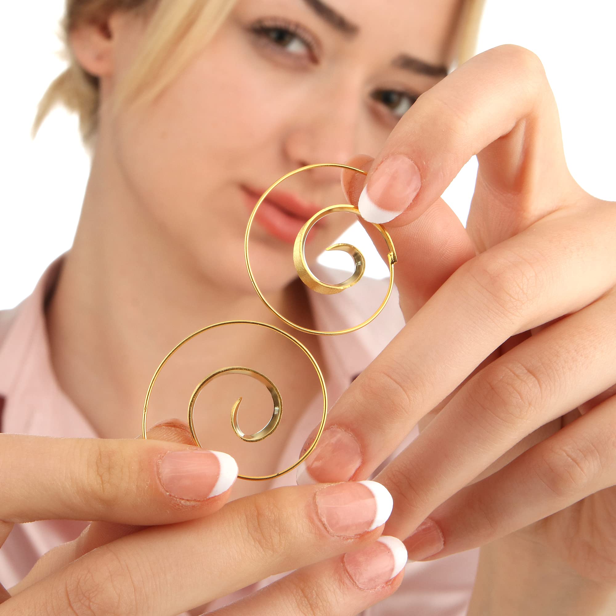 MadamLili - Spiral Ohrringe Matt Gold - 925 Sterling Silber Vergoldet - Boho Spirale Ohrstecker - Rutschfest Stopper - Gebürstet - Handgefertigt - Angenehmes Tragegefühl - Exklusive Schmuckbox