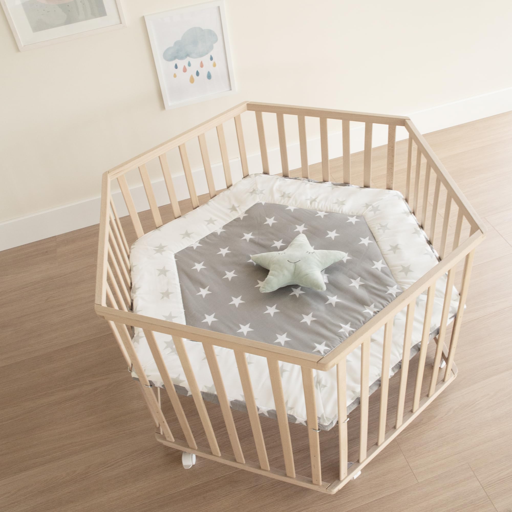 roba parc hexagonal avec tapis au design 'Little Stars' – bois massif de hêtre – parc réglable en hauteur sur 3 niveaux – mobile et sécurisé grâce aux roulettes freinées – bois naturel