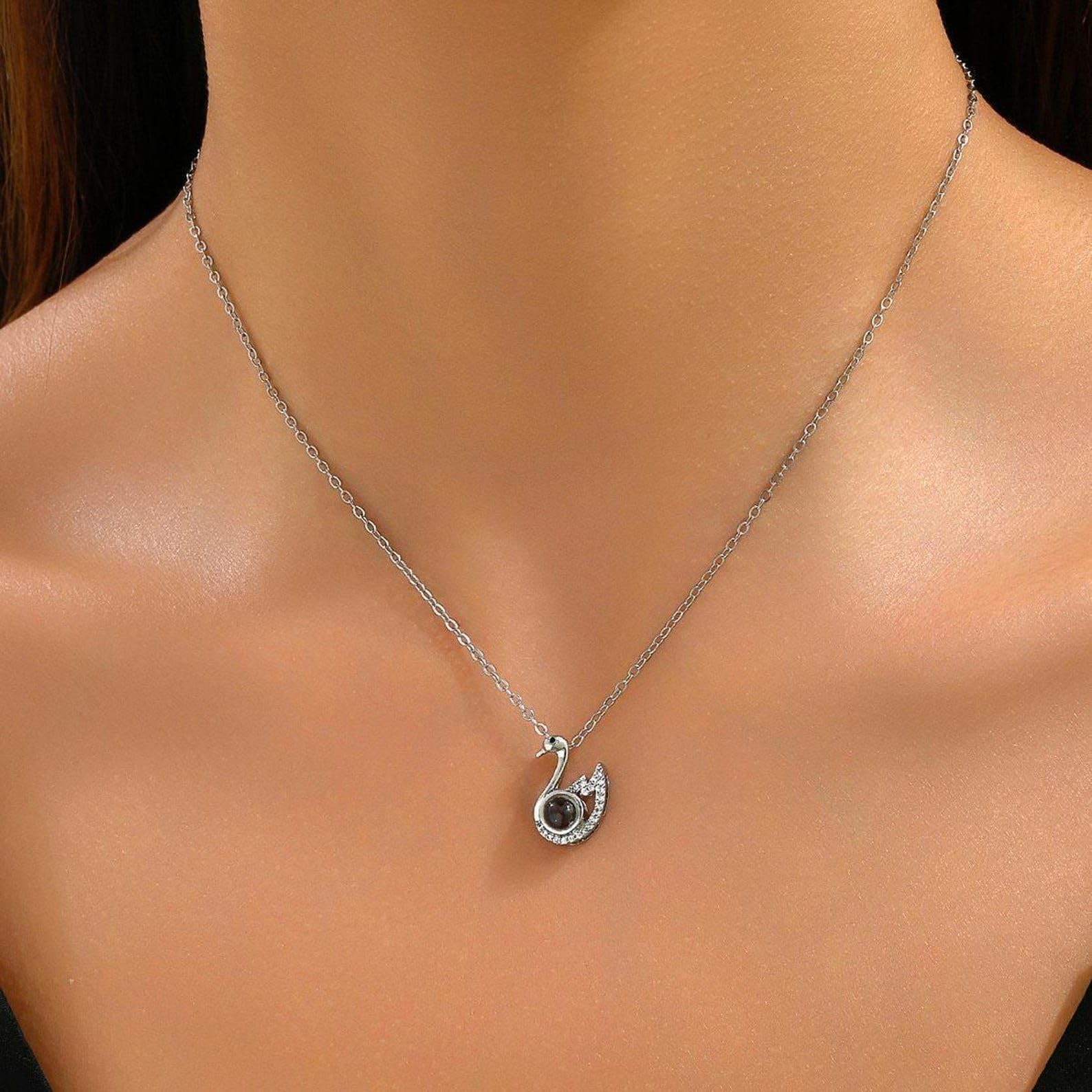 Collana a cigno con foto proiettata su misura, ciondolo commemorativo