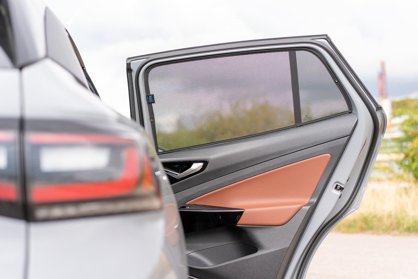 Zestaw osłon samochodowych (tylne drzwi boczne) kompatybilne z Volkswagen ID.4 2020- (2-częściowy), czarne