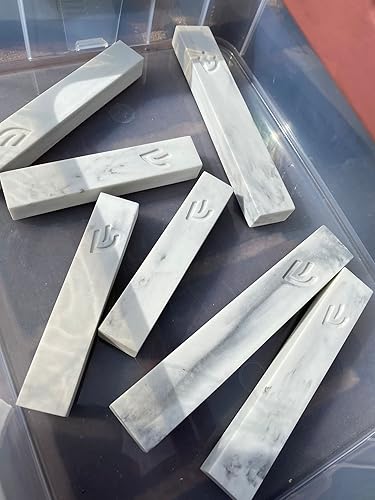 Miniatura 100 de A&S Mezuzot Moderna funda de mezuzá de hormigón con pergamino, fácil de despegar y pegar Mezuza (gris + espinilla grabada, 5 pulgadas)