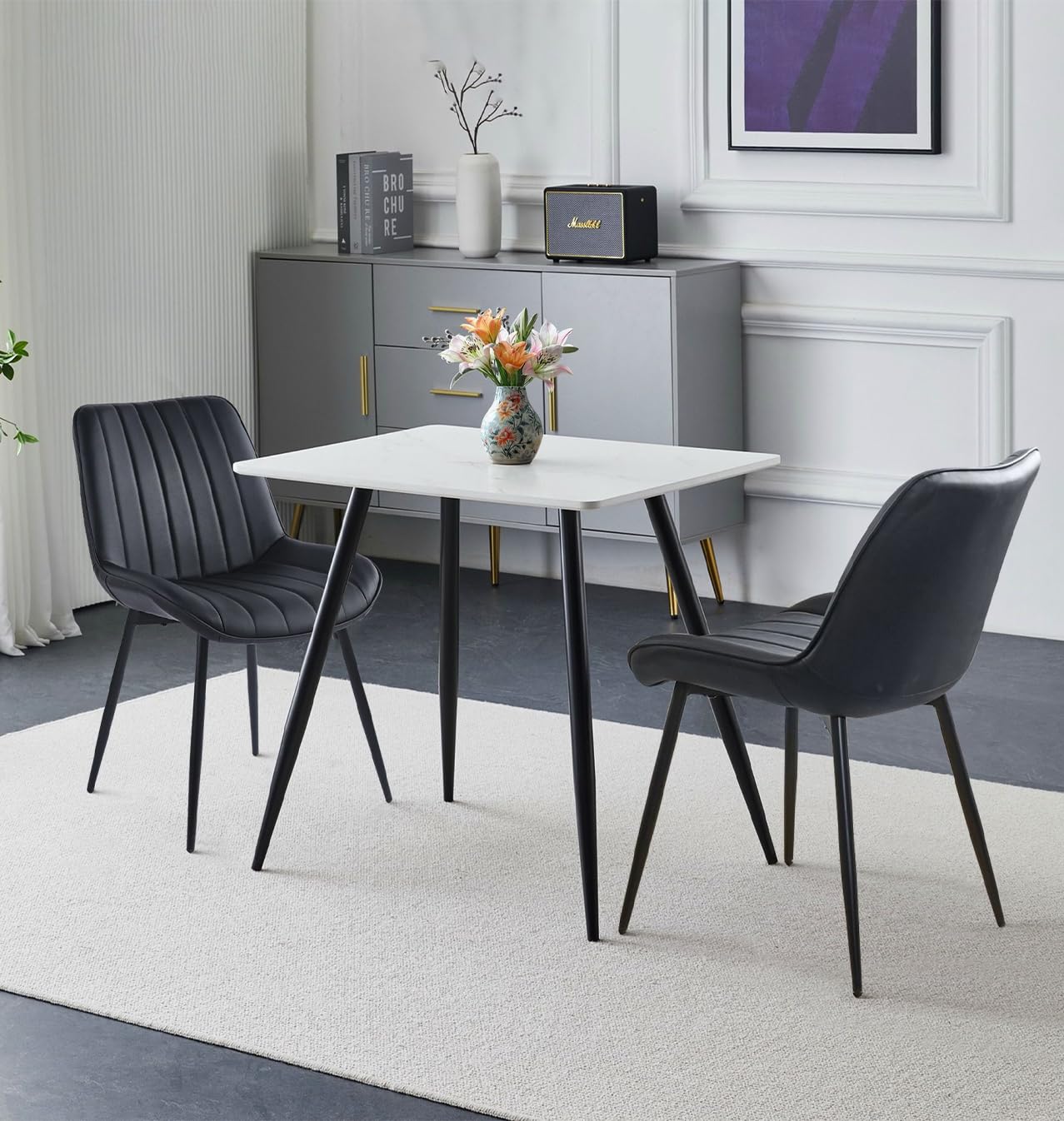 Mesa de comedor con efecto mármol y sillas de cuero de alta durabilidad