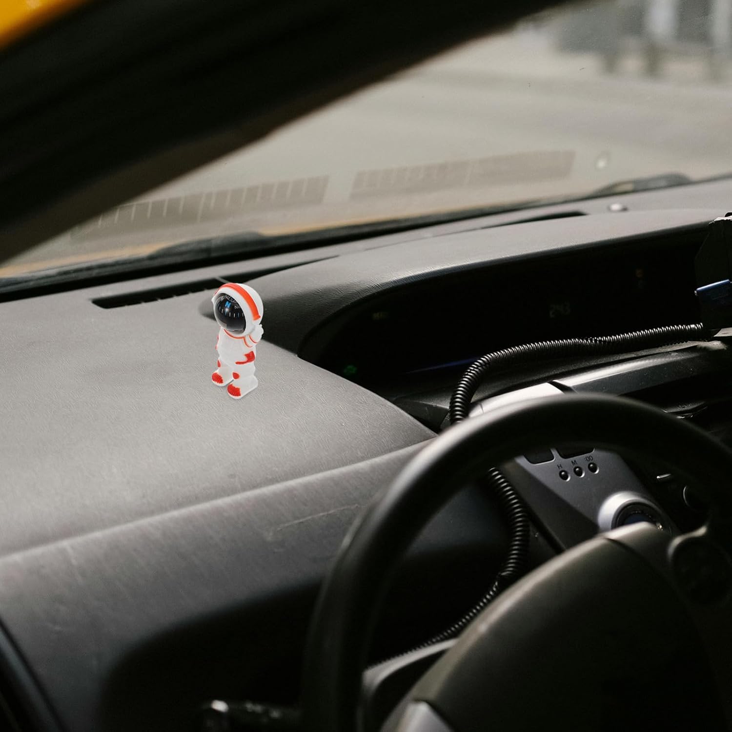 Astronaut Shape Mini Car Compass Dash Mount Vehicle Direction Compass Portable Orange Plastic Dashboard Decor for Automotive Interior