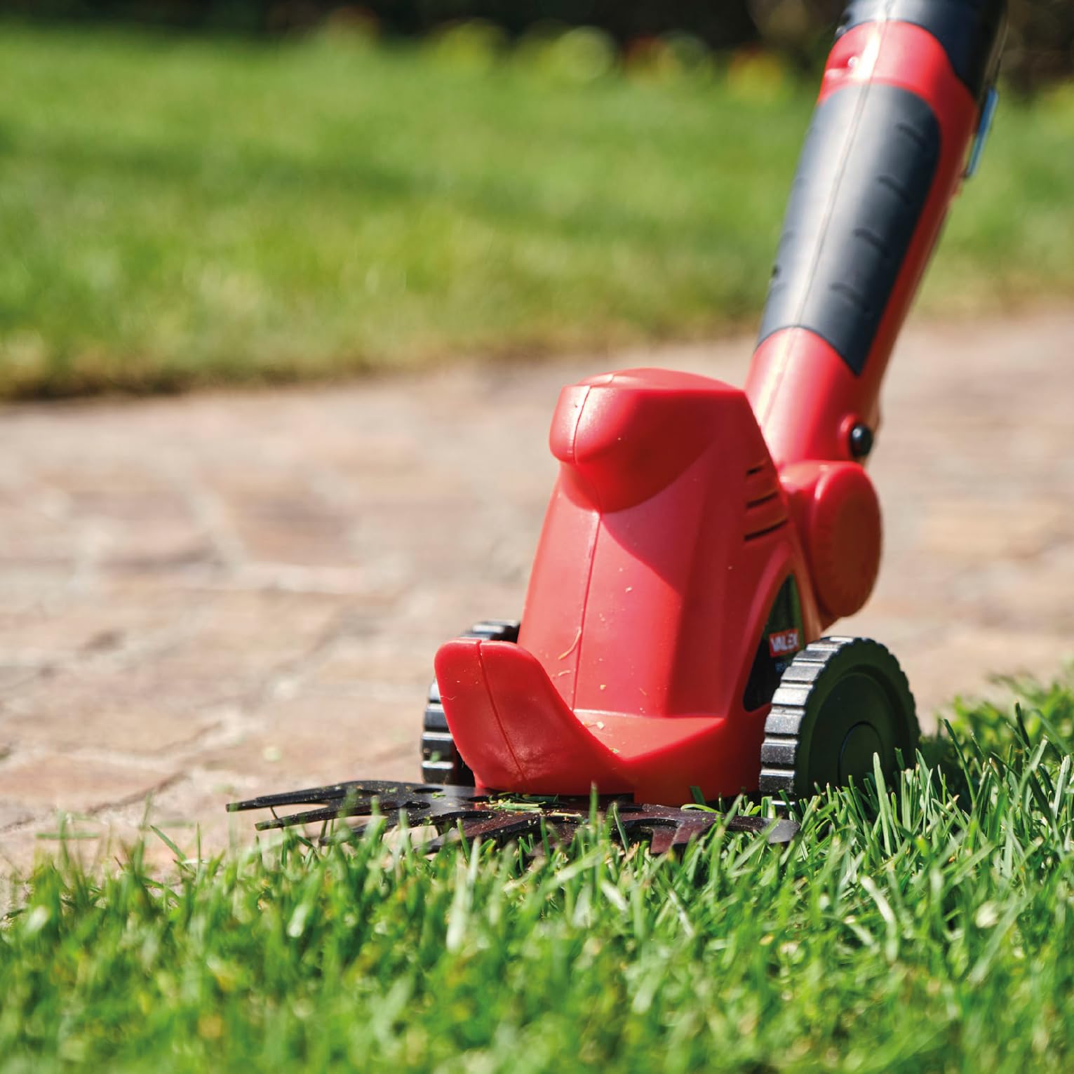Valex RSA109 - Recortador para setos y parterres a batería, Hoja Cortasetos de 220 mm y cortacésped de 160 mm, Cabezal inclinable de 7 Posiciones, Mango telescópico con Ruedas