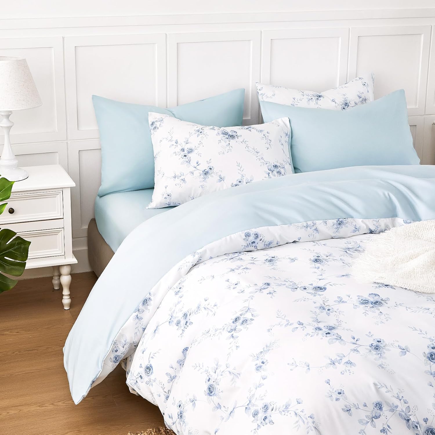 Wake In Cloud - Floral Duvet Cover Set, Shabby Chic Coquette Cottagecore Farmhouse Style with Romantic Flower Pattern, Soft Lightweight Bedding, 3-Piece, Blue White, Queen Size