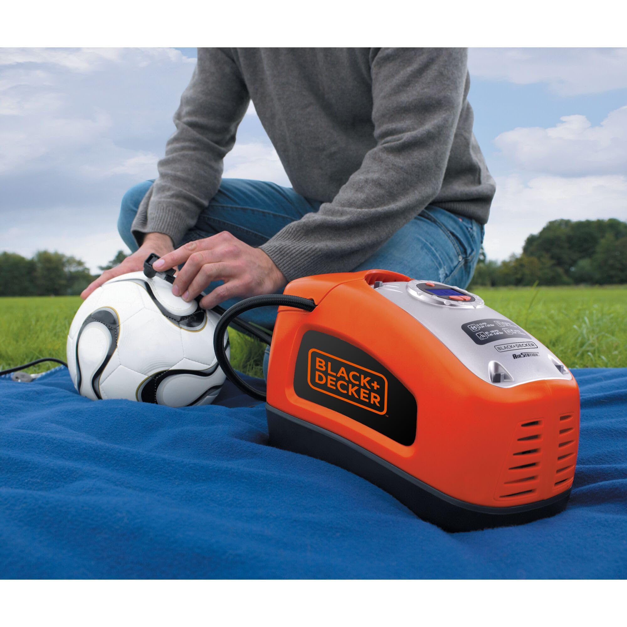 BLACK+DECKER ASI300-QS Gonfleur-Compresseur Filaire - 11 Bars - 160 PSI - 220 V ou Allume-Cigare 12V - Fourni avec 1 Aiguille et 2 Embouts