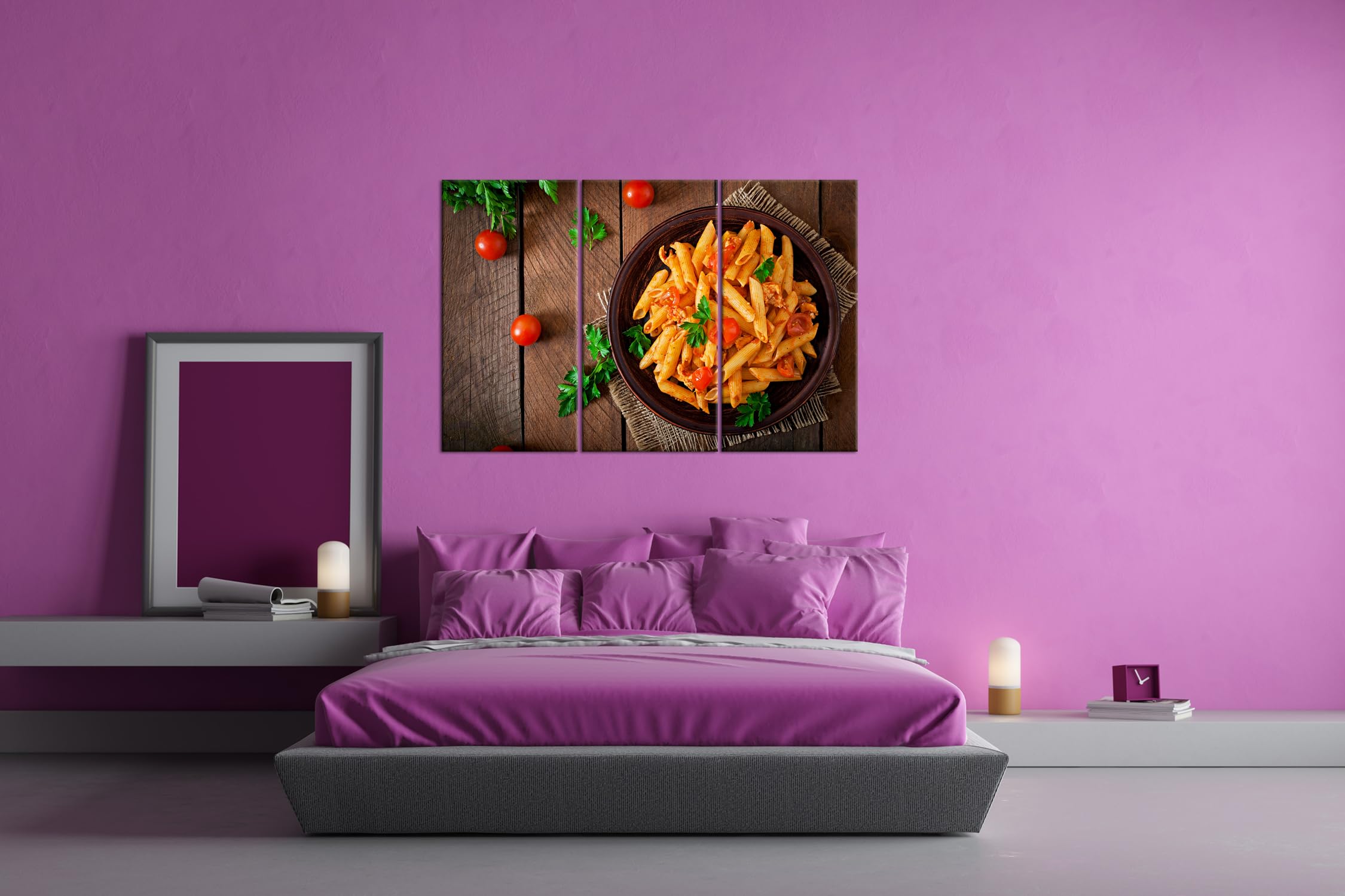 deyoli Penne w obfitym sosie pomidorowym, ozdobiony świeżymi ziołami i dojrzałymi pomidorami koktajlowymi. Format: 120 x 80 cm (3-częściowy) jako obraz na płótnie, motyw oprawiony na ramie z