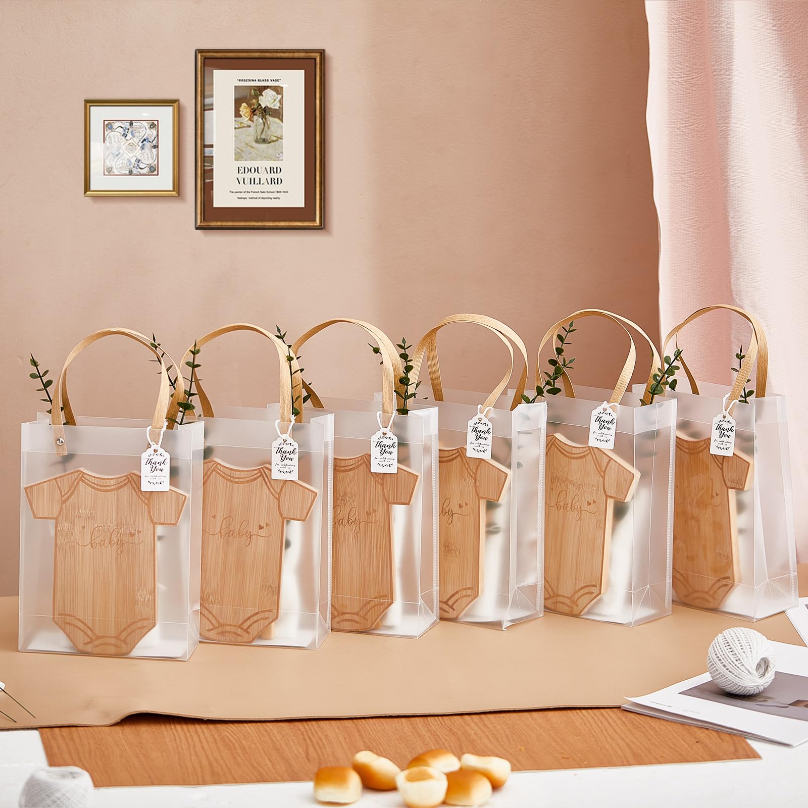 55 premios de baby shower para ganadores del juego, 6 juegos de tabla de queso en forma de body con cucharas, esparcidores de mantequilla, toallas de cocina, bolsas de regalo de novia, regalos de