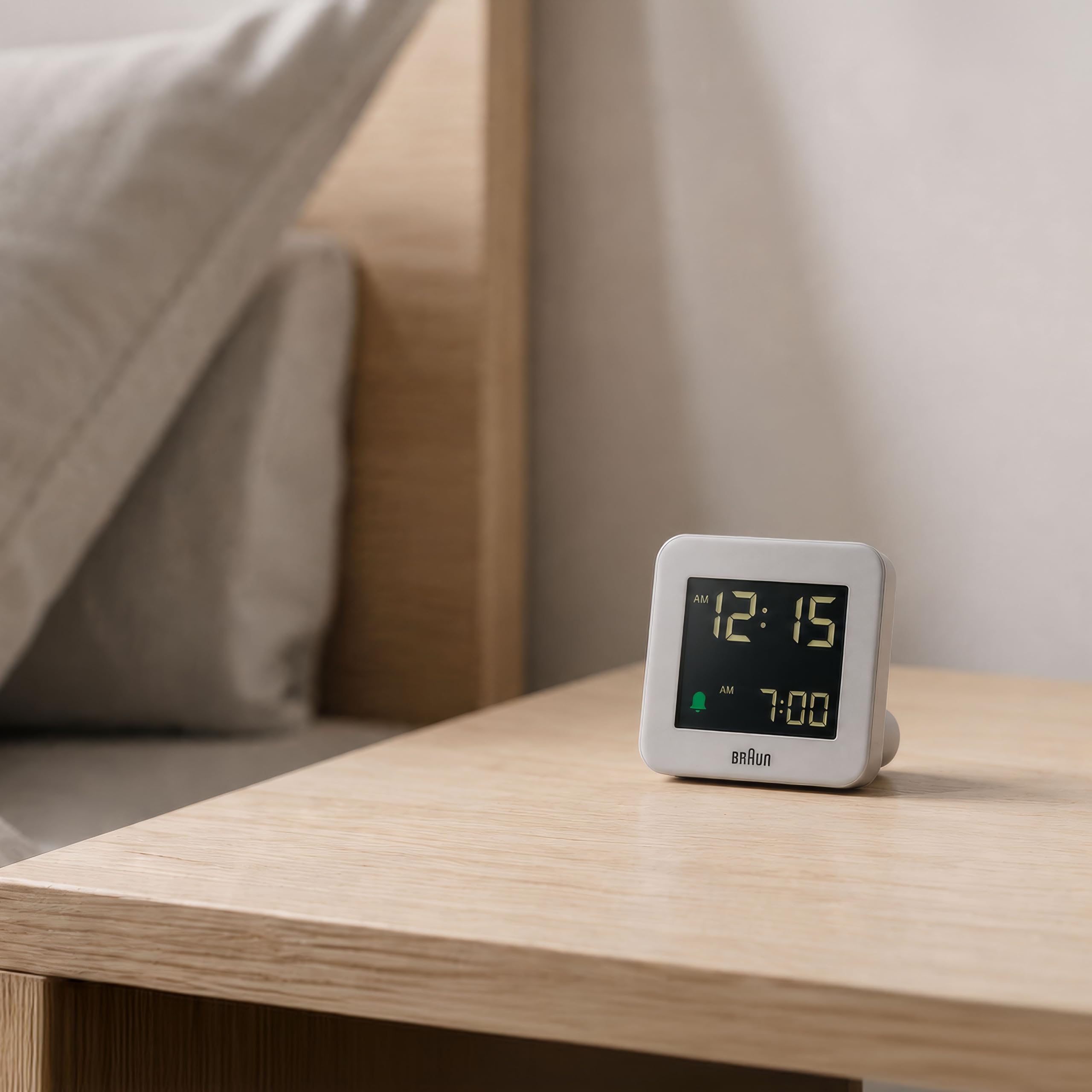 Braun Cyfrowy budzik z funkcją drzemki, negatywny wyświetlacz LCD, funkcja szybkiego ustawiania, alarm Crescendo w kolorze białym, model BC09W.