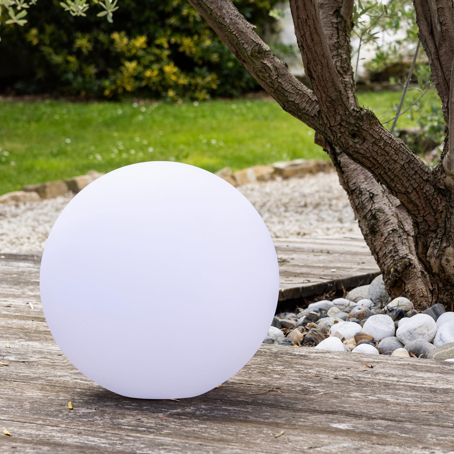 Boule lumineuse LED Ø30cm multicolore ADHARA - Éclairage polyvalent intérieur/extérieur, autonomie 8-12h, télécommande, 16 teintes, animations variées