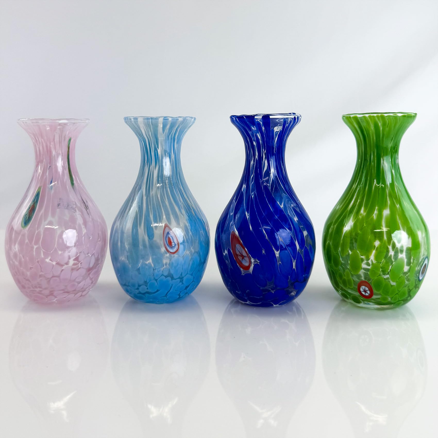 MURANO  ITALYとあります。高さは15㎝弱、幅　奥行は6㎝弱です。 Amazon.com: Murano Glass Vase, 6 inch Tall, 1 PCS, Yellow, Green