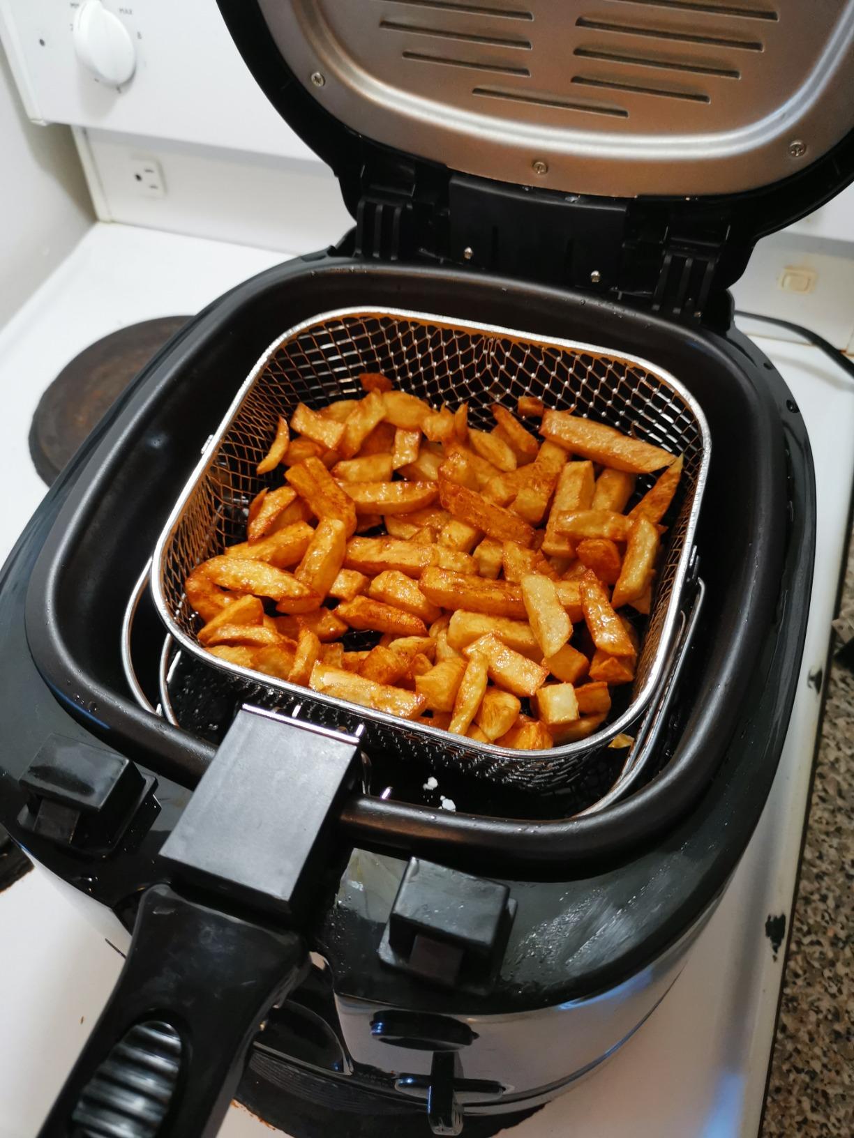 Salton Cool Touch Deep Fryer for Home Use with Basket 2.5L/2.6QT Capacity, Easy to Clean and