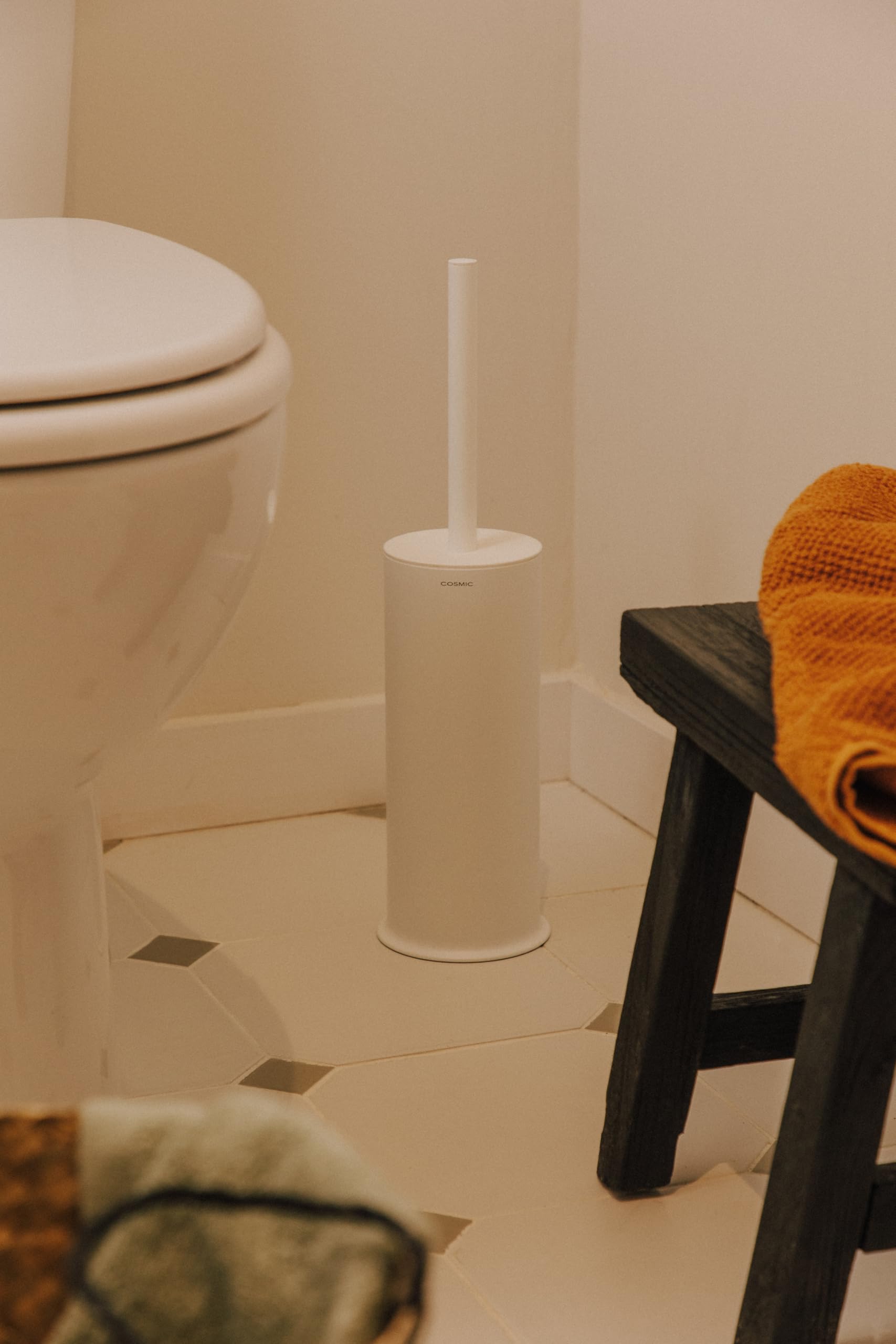 COSMIC Geyser Escobilla de Baño de Diseño Circular y Elegante Fabricada en Acero Inoxidable. Escobillero de Suelo para WC en Color Blanco Mate