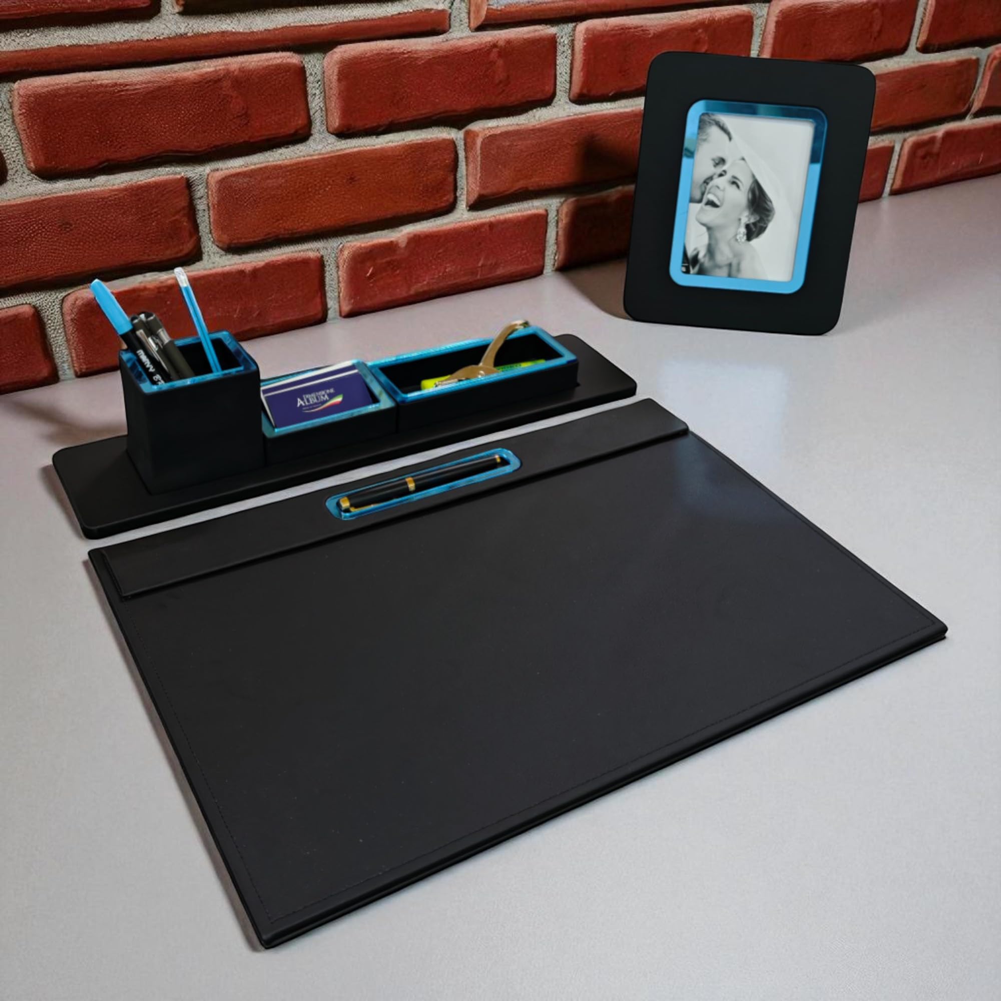 Oggettando Schreibtisch-Set aus schwarzem Kunstleder, 3 in 1, ineinandergreifender Organizer, Stiftehalter, Kartenhalter, Tischrahmen, Schreibtischunterlage – Büro Zuhause (hellblaues Acryl)