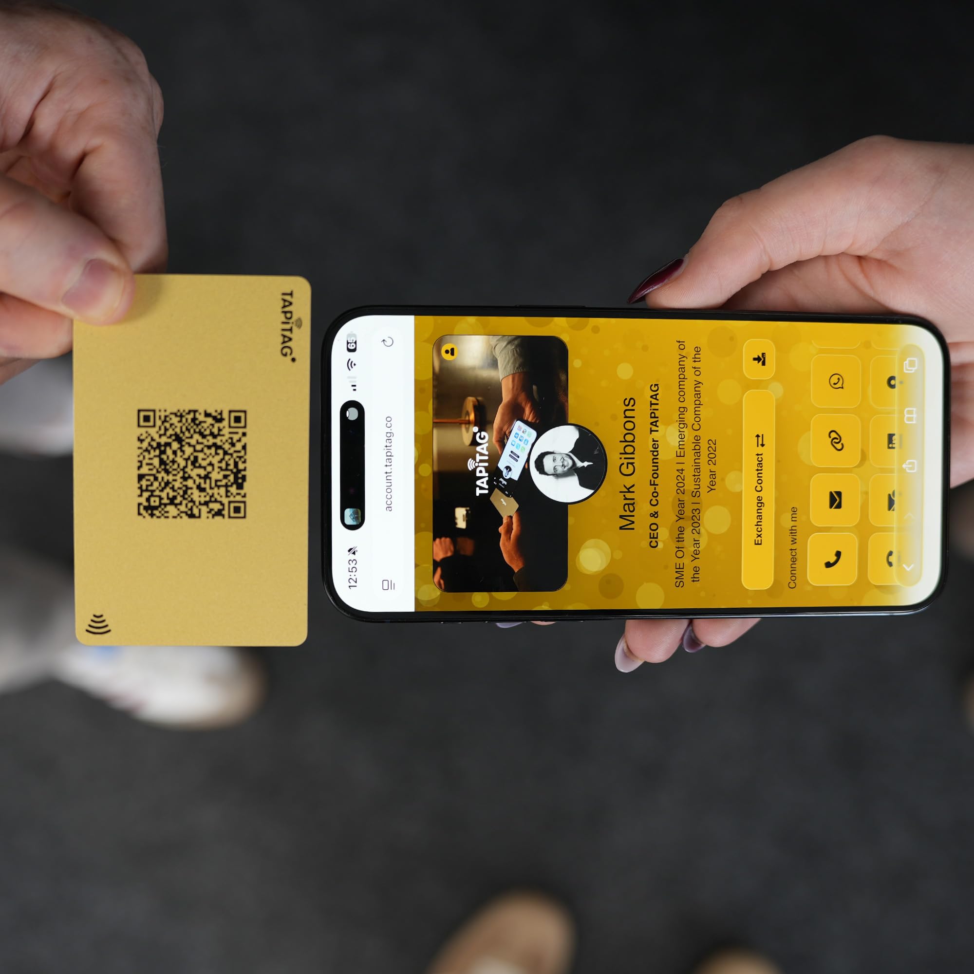TAPiTAG Tarjeta de Visita Digital de PVC (Dorado con impresión en negro) – Sin Suscripción – Tarjeta Contactless con NFC, Código QR y Perfil Online para Networking y Eventos Profesionales