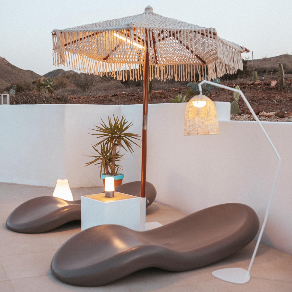 newgarden - Rasa Tumbona de Diseño Muy Resistente al Exterior y Al Paso del Tiempo. Ideal para el Jardín, la Piscina, Hotel o Beach Club (Topo)