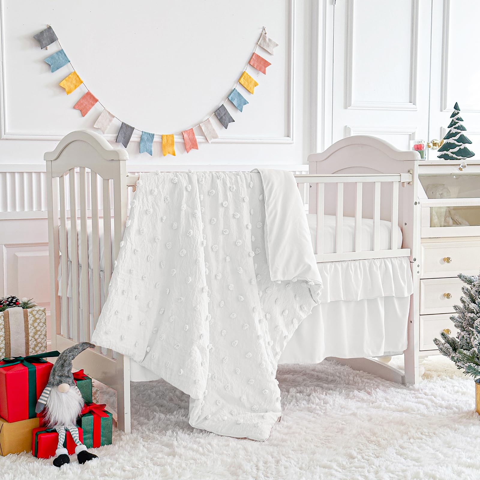 Juego de ropa de cama para cuna de color blanco, edredón de jacquard con lunares copetudos con sábana bajera y falda de cama, lindo bordado bohemio, shabby chic, manta suave con pompones, juego de