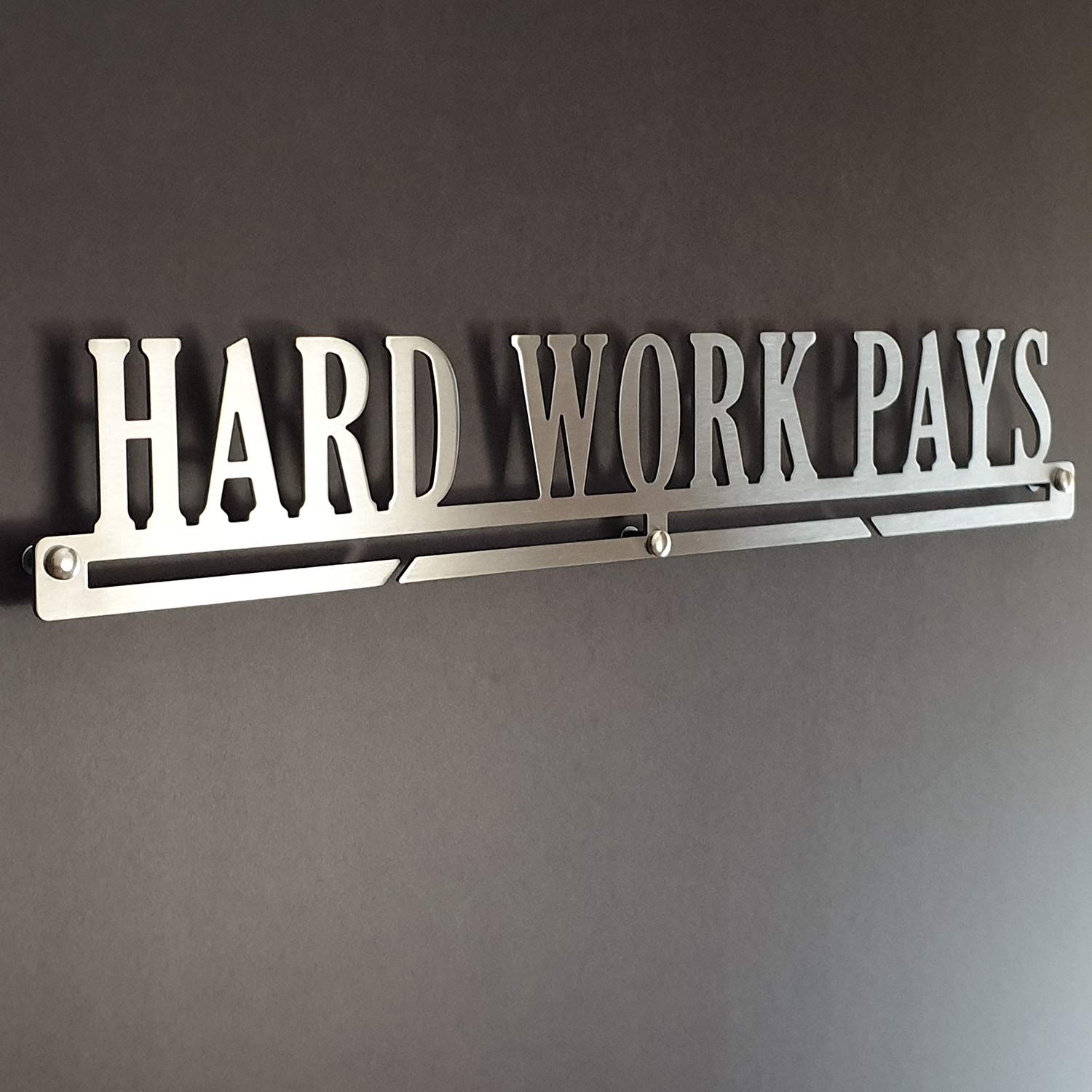 MEDALdisplay Hard Work Pays - Medaillen Aufhänger - Wandhalterung für Sportmedaillen - Medaillenhalter - Sport Medal Hanger - Gebürsteter Edelstahl - 100% Made in Italy