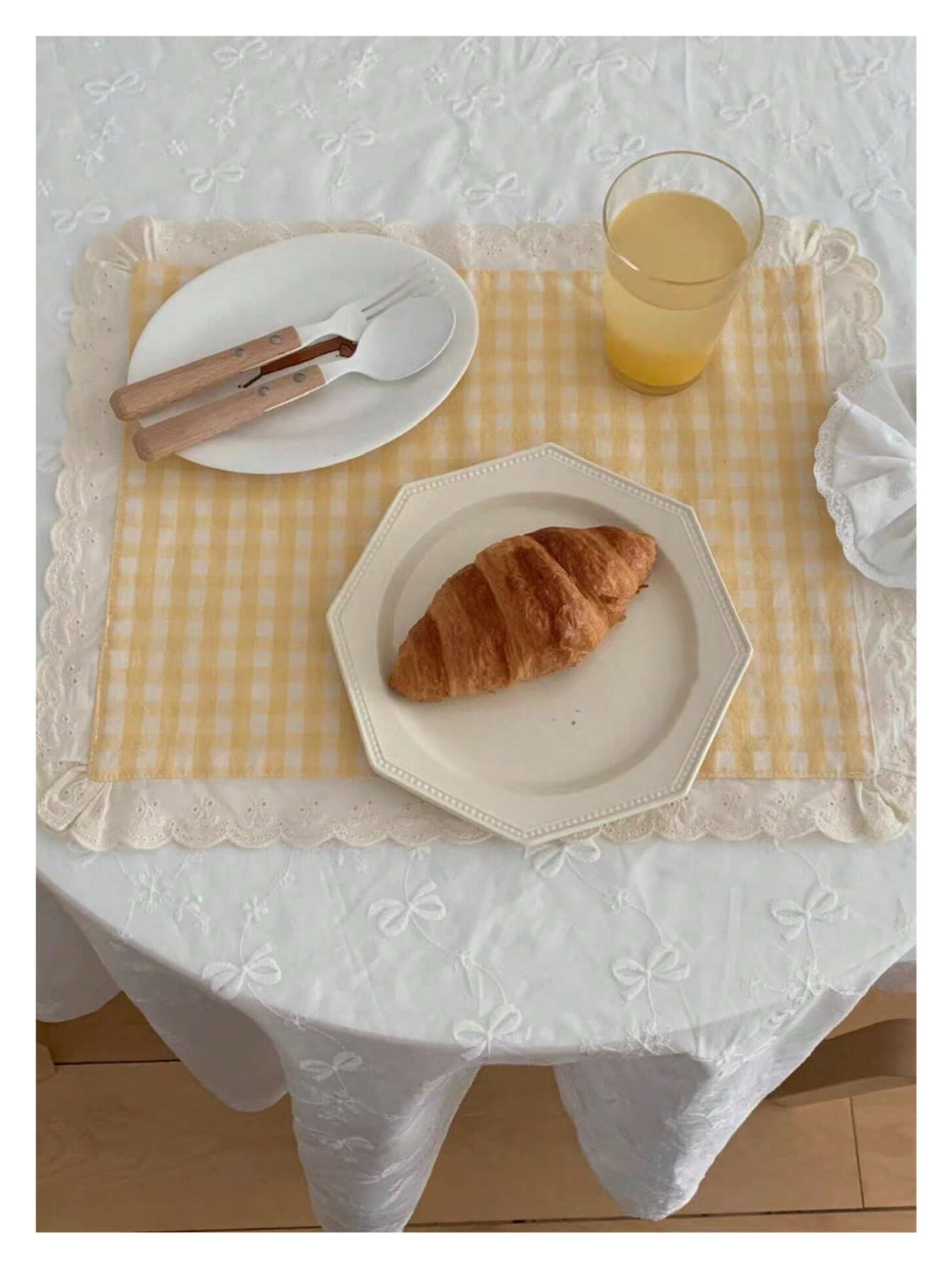 Napperon en dentelle vichy pour un petit-déjeuner ensoleillé et poétique sur la terrasse