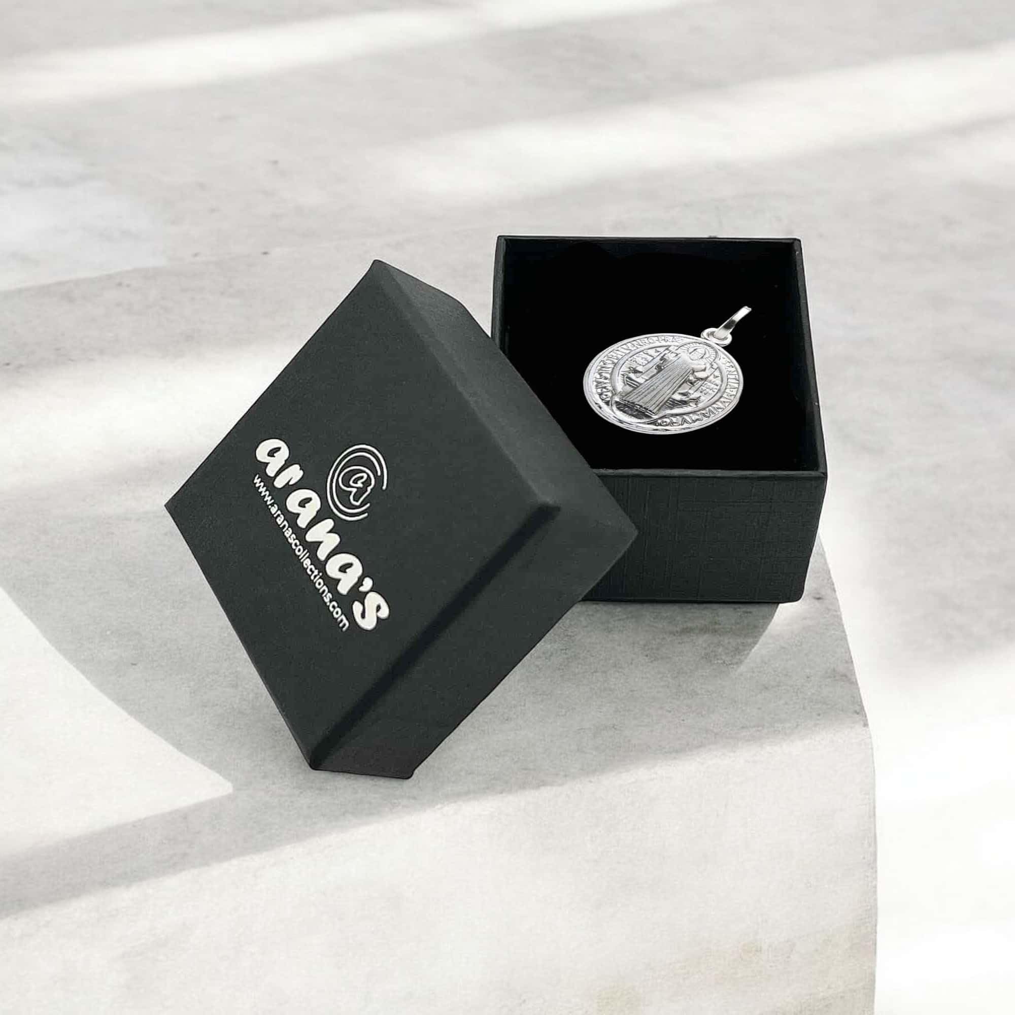 arana's - Medalla San Benito en Plata de ley 925 - Tamaño pequeño de 10mm diametro especial para colgante o pulsera hombre mujer y niños - Cruz San Benito amuleto de la suerte religioso