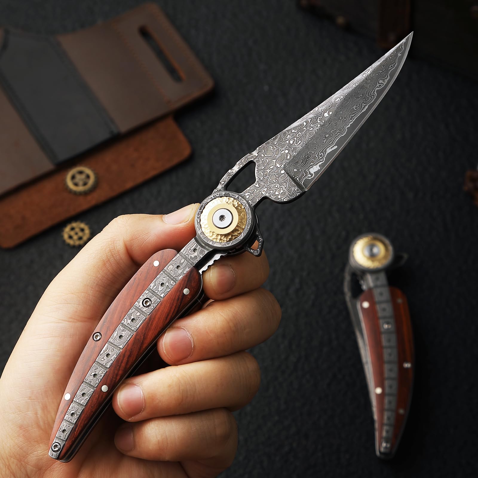 Handgefertigt Damast-Klappmesser，Taschenmesser für Männer und Frauen，mit Lederscheide，Griff aus rotem Rosenholz，Ideal für Camping, Bergwandern, Angeln und Reisen