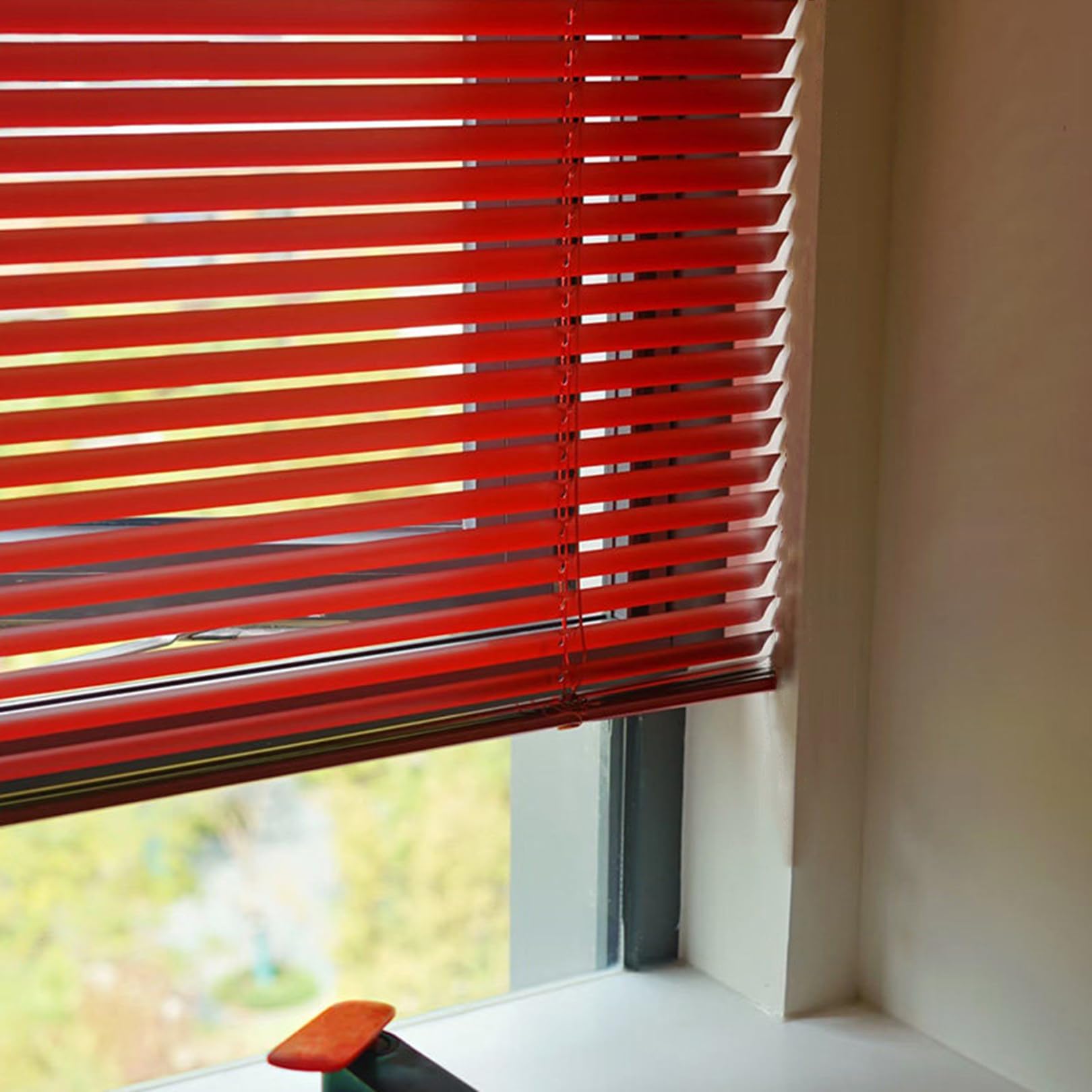 Persiana de aluminio contra reflejos molestos: estor veneciano ajustable de instalación fácil