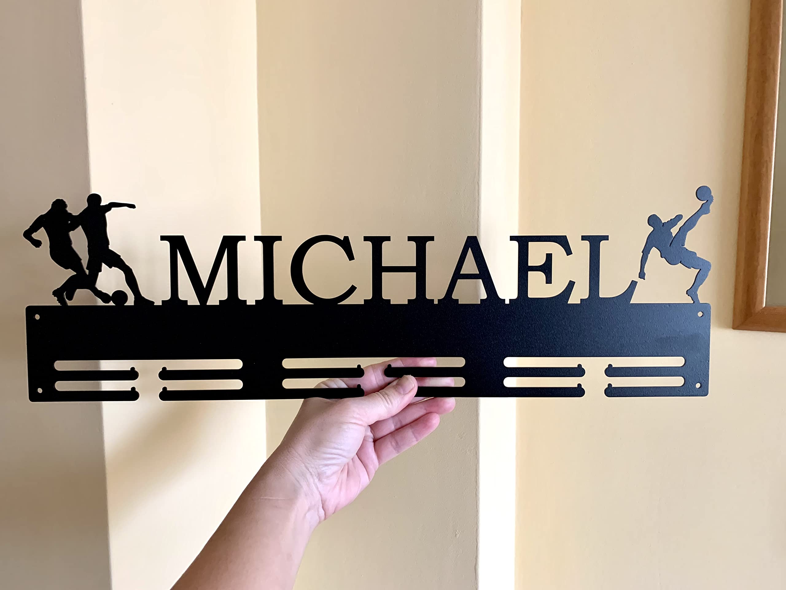 Personalisierter Medaillenhalter mit Name, Geschenk für Athleten, Kinder, Männer, Frauen, Metall Sport Medaillenträger, Run Marathon, Gymnastik, Läufer, Fußball, Baseball, Medaillen Aufhänger & Figur