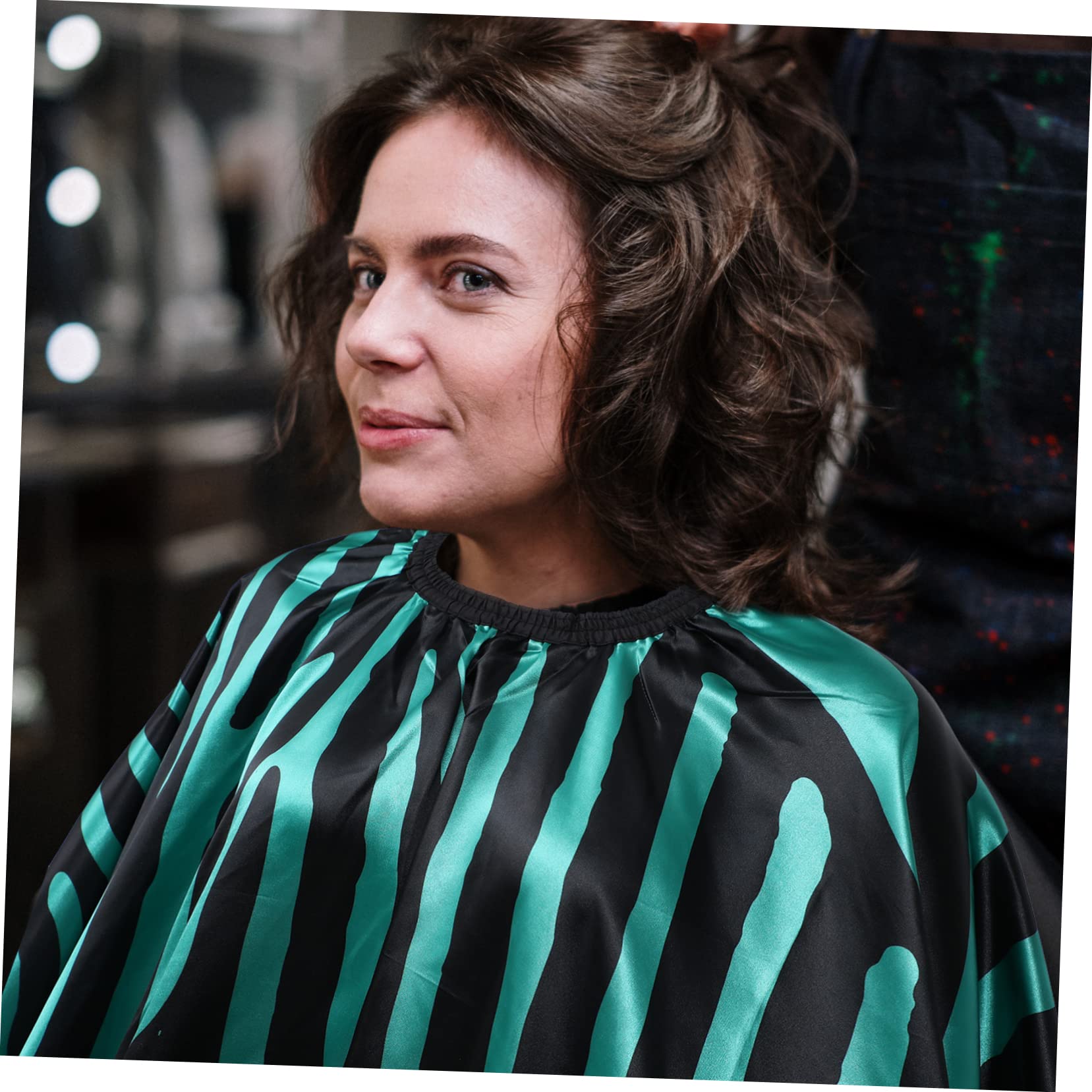 VICASKY Cape de Coiffure Imperméable Satin Vert à Motif Zébré Collant Cheveux Tablier Professionnel pour Salon et Barbier