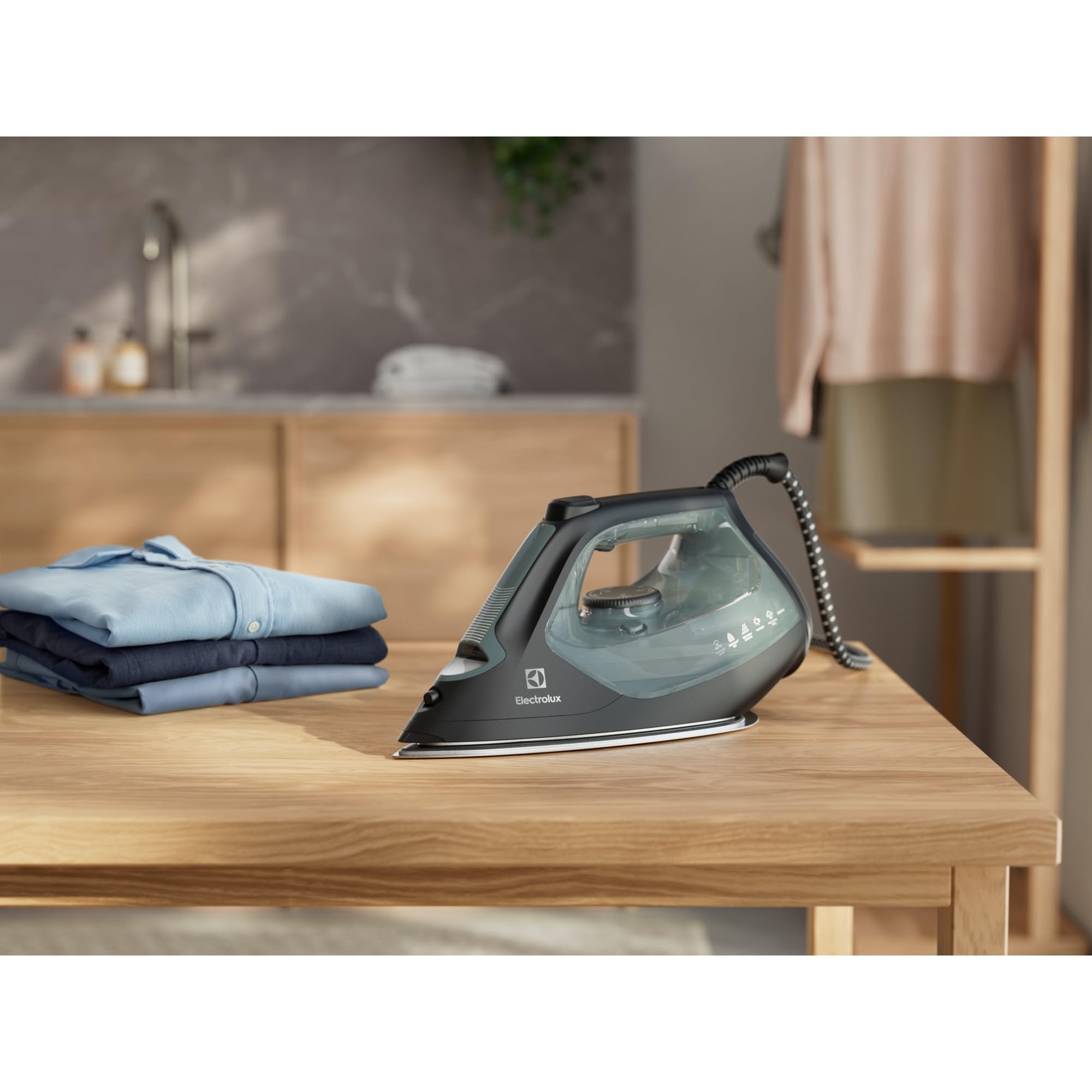 Electrolux Refine 700 Fer à Repasser E7SI2-6OG, Programme Personnalisé, Éclairage Avant, Semelle RESILIUM Ski 500 Anti-rayures, 2600W, Jet de Vapeur 230 g/min, Cordon Mouvement à 360°, Vert Océan