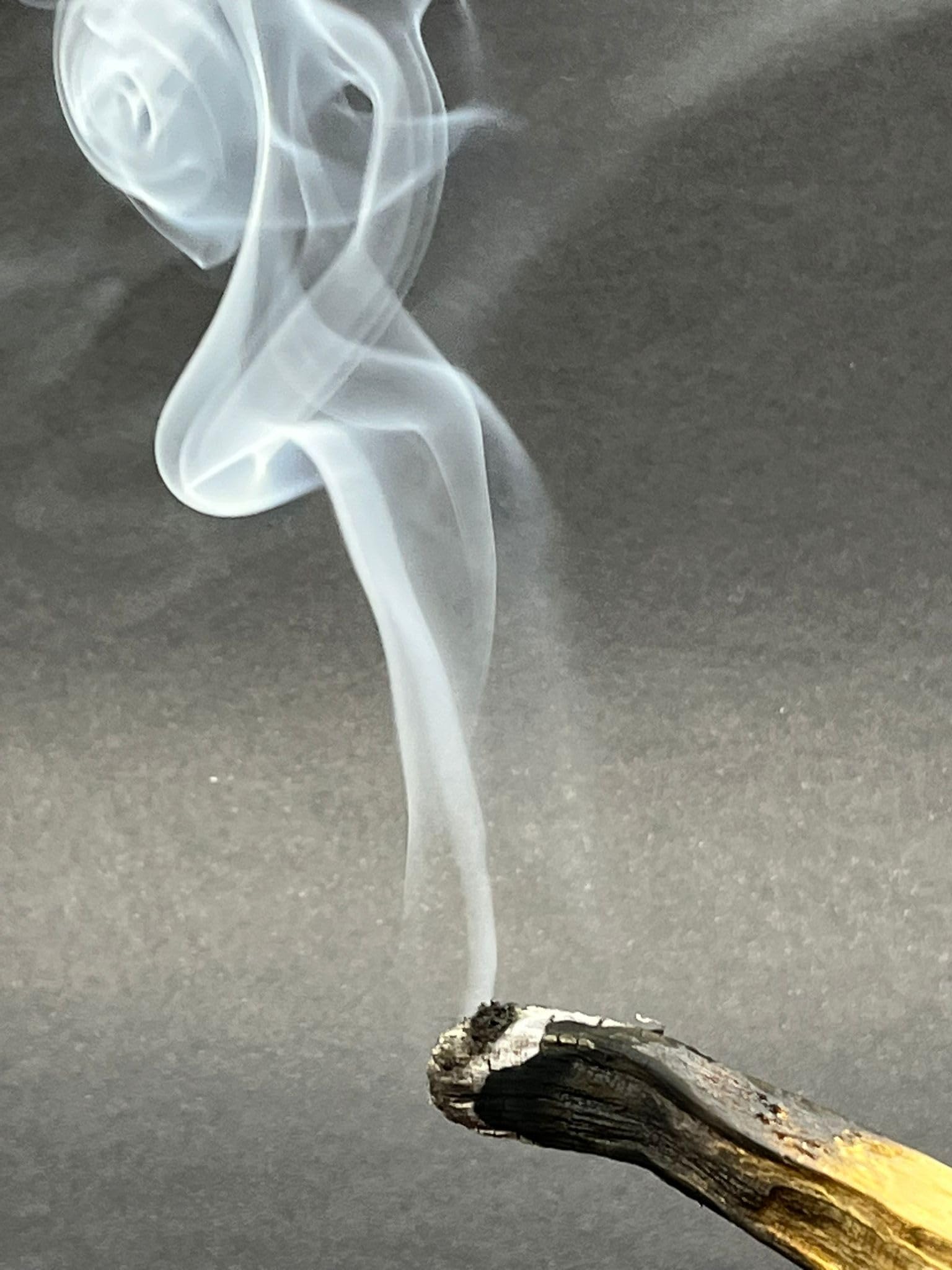 arana's - Palo Santo Natürlicher Räucherstäbchen, 100 % natürliches Holz aus Peru, entfernt negative Energien, um Positive anzuziehen, Palo Santo zum Brennen, Glücksbringer (1 Kilo)