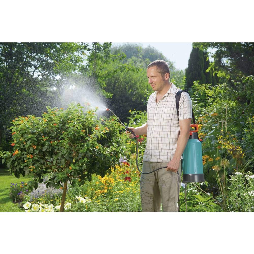 Gardena Classic opryskiwacz ciśnieniowy 5 l: urządzenie natryskowe ze wskaźnikiem poziomu napełnienia, stojak, pasek do noszenia, dysza płaska, dysza do natryskiwania pod ostrzem (828-20)