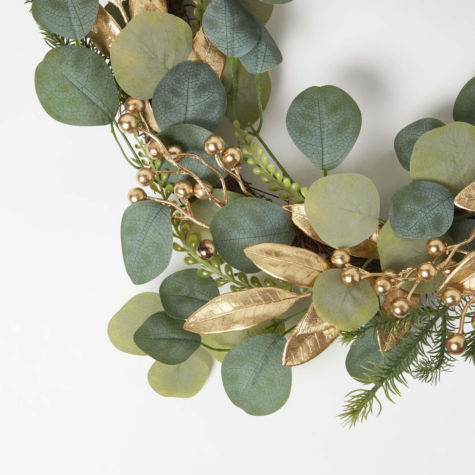 HOMESCAPES Eukalyptus-Kranz 56 cm grün, künstlicher Türkranz mit goldenen Beeren und Blättern, eleganter Tischkranz