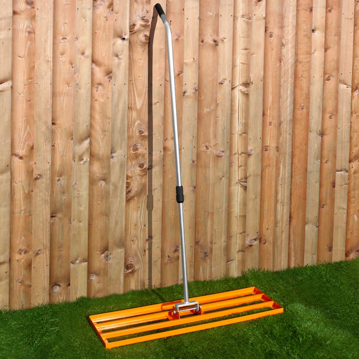 Livellatrice 100x32cm Rastrello Livellatore Leggero Acciaio Zincato Alluminio Arancione 1,2-1,9m Manico Estensibile Facile Impugnatura Attrezzo Giardino Erba Terreno Tappeto Erboso Artificiale Concime