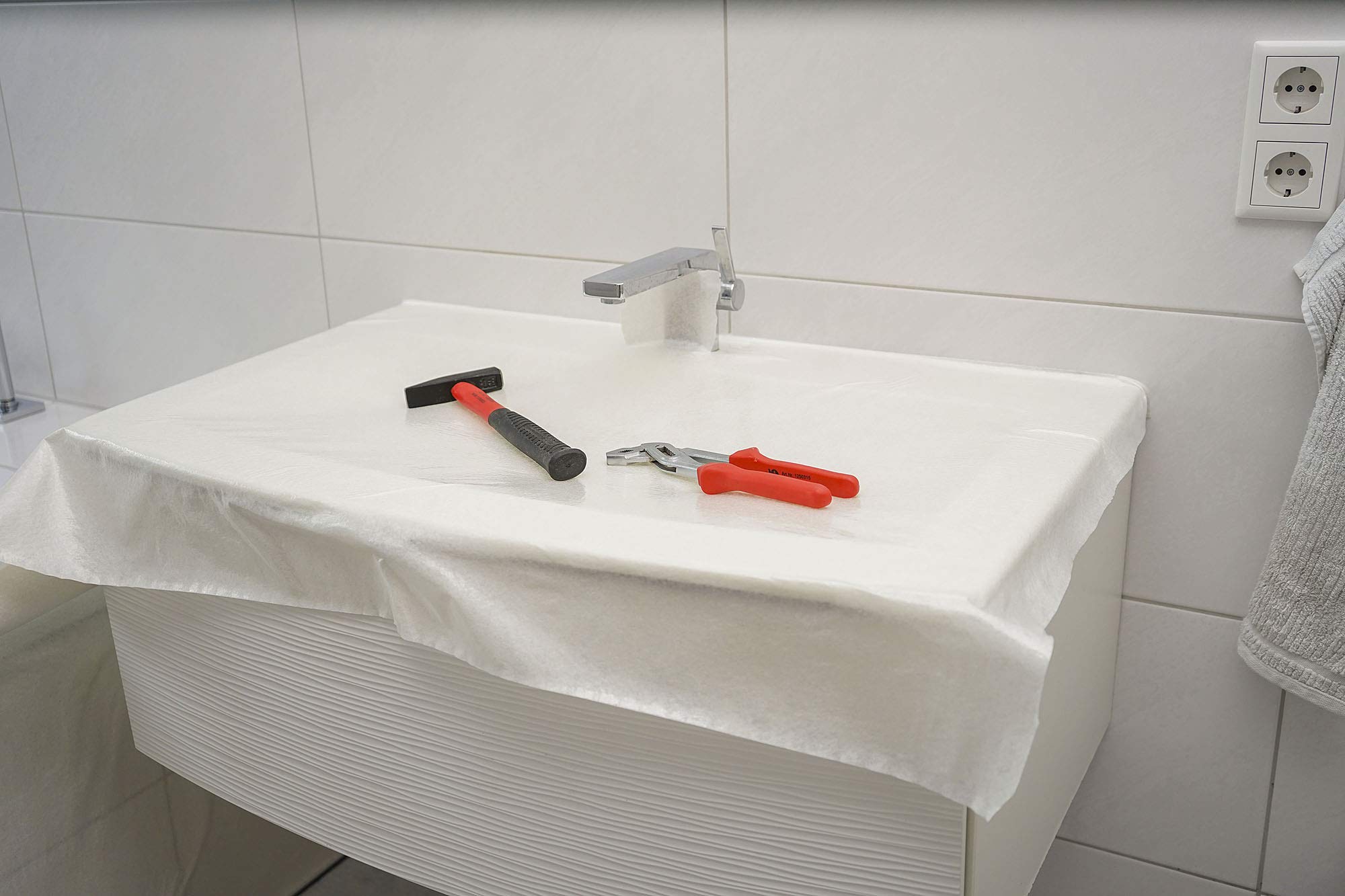 Scorprotect® Abdeckvlies 1,00 m x 25 m weiß 140g/m² selbsthaftend Bodenschutz Vlies Treppe
