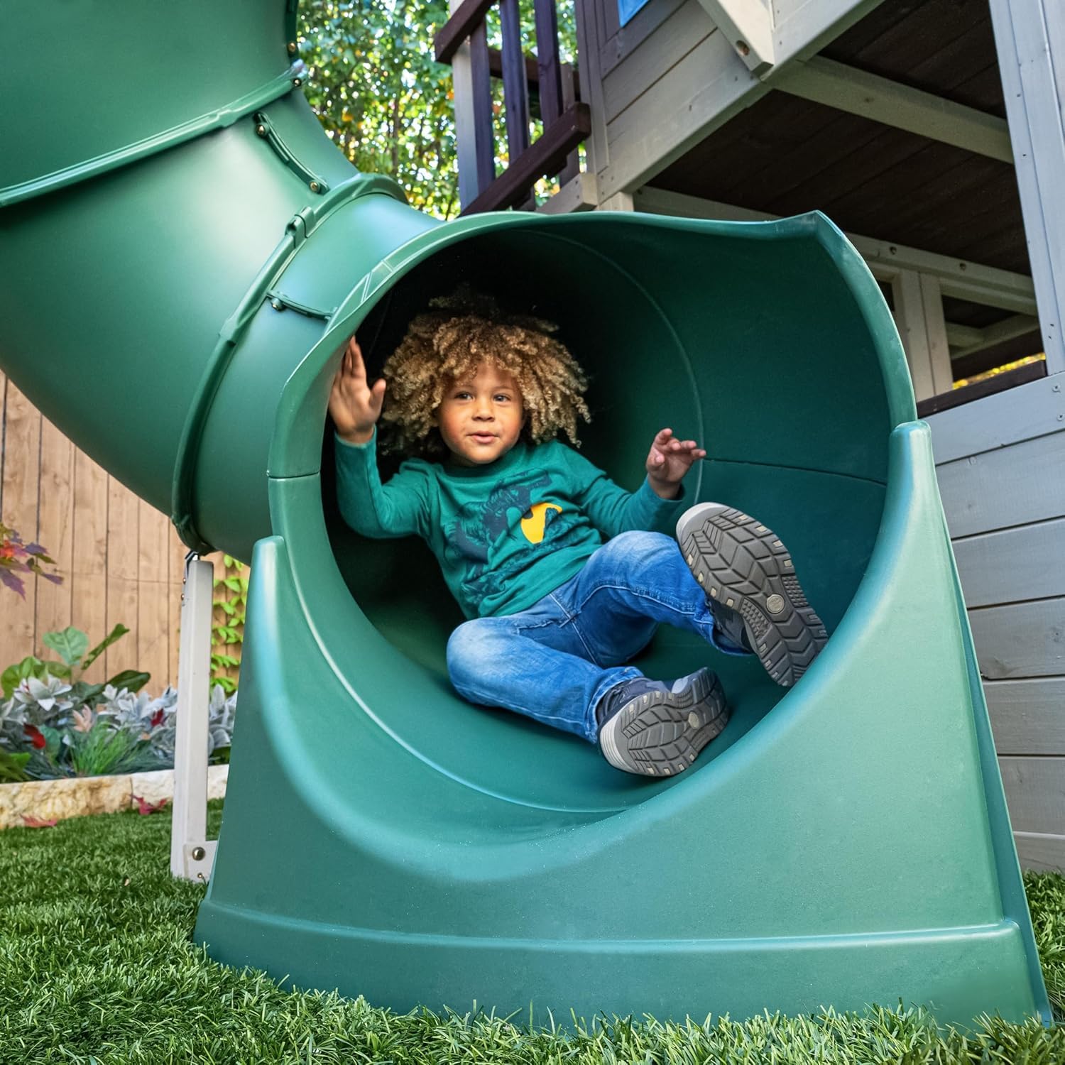 KidKraft Cozy Escape Spielturm mit Rutsche – Zweistöckiges Outdoor Klettergerüst mit Tunnelrutsche, Kletterwand & Spielküche