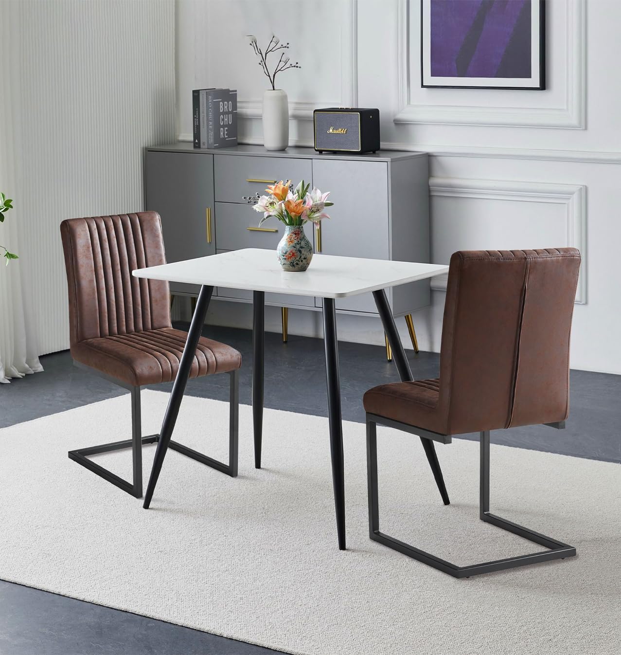 Mesa de comedor de 80 cm y 2 sillas de cuero marrón efecto mármol blanco Hallowood Furniture