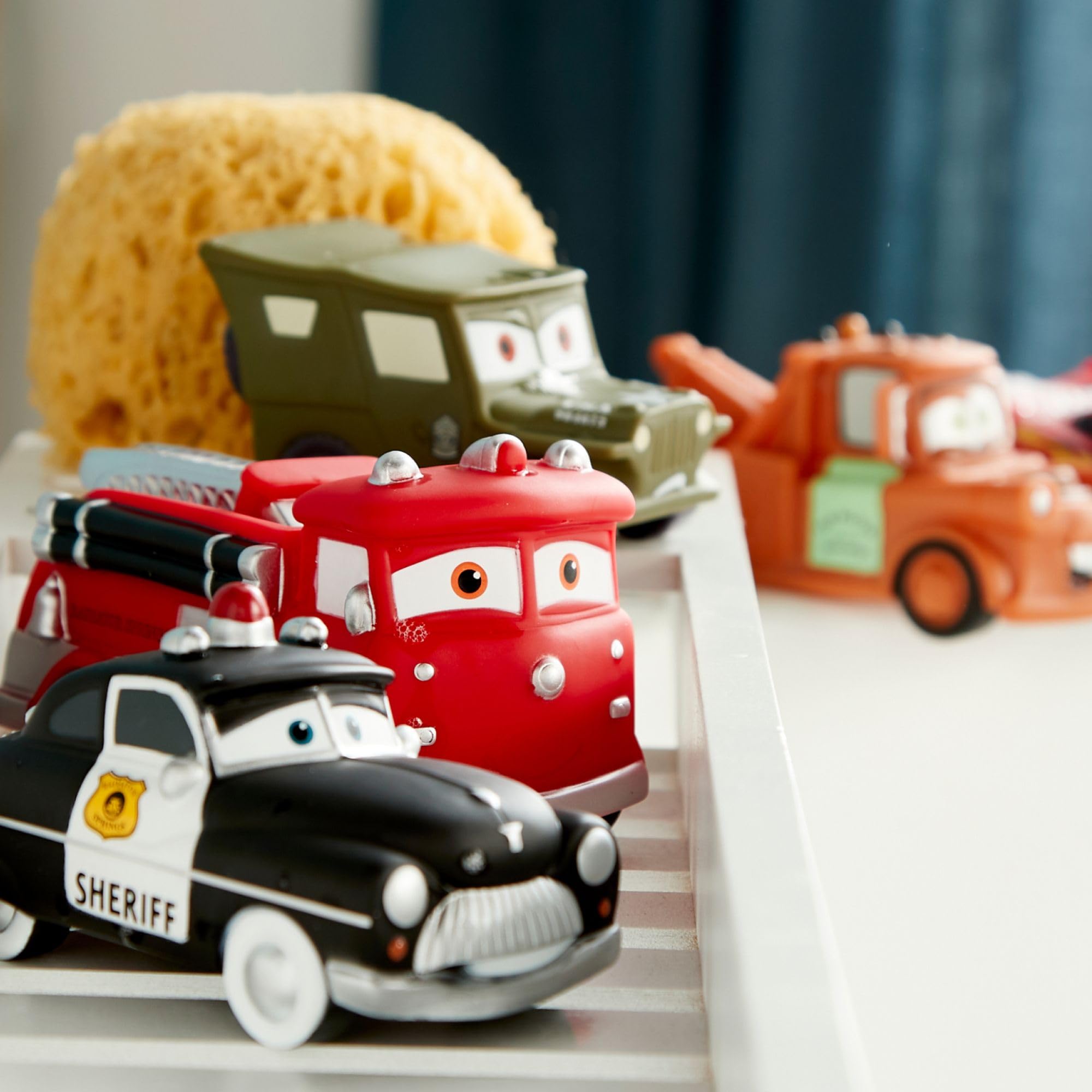 Disney Store Set di Giochi Ufficiale di Disney Pixar Cars per il Bagnetto, 5 Pezzi, con Saetta McQueen, Cricchetto, Red, Sceriffo e Sergente, Plastica, per Bimbi dai 6 Mesi in Su