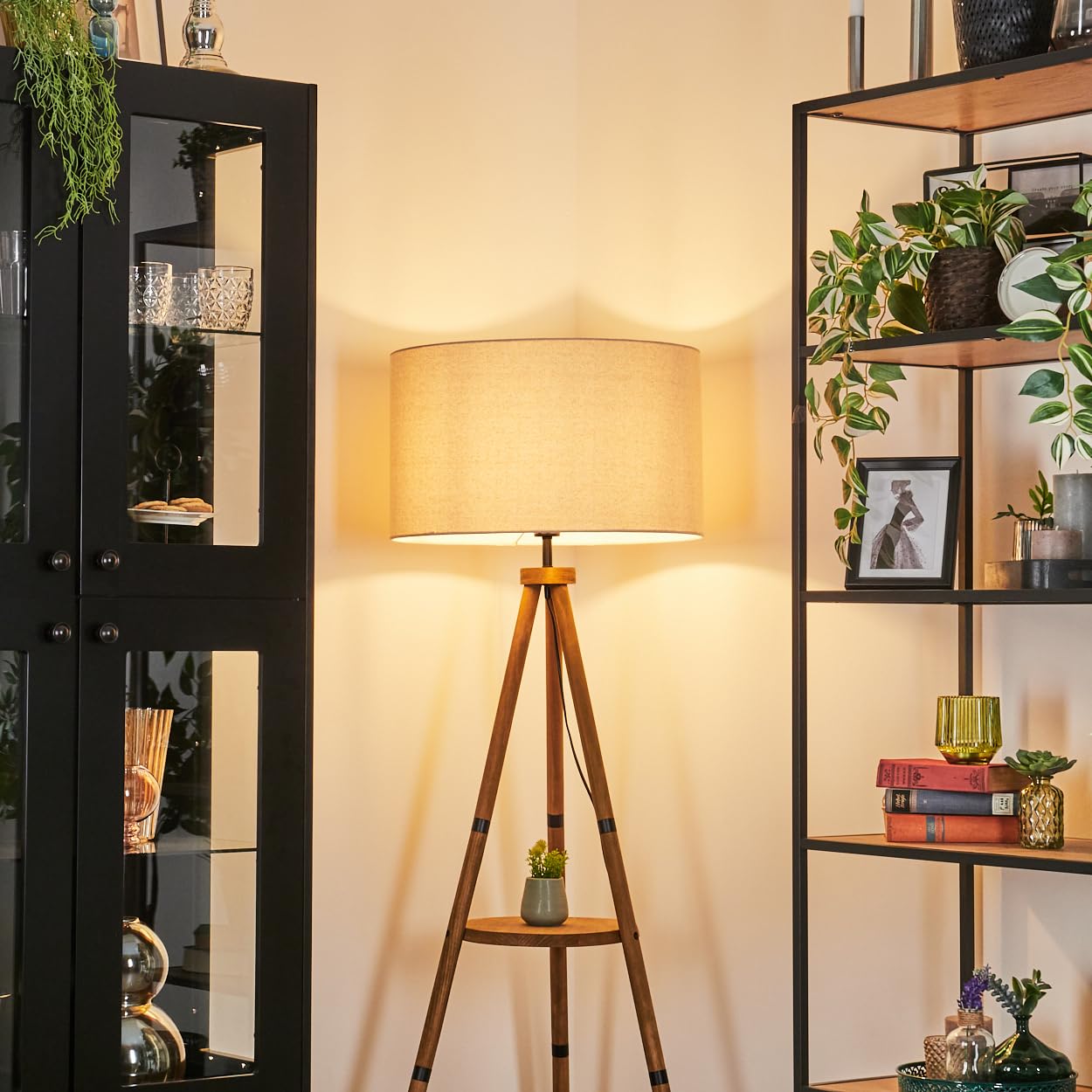 HOFSTEIN Stehleuchte Flemming, Stehlampe aus Holz/Metall im modernen Boho-Design, Schirm aus Stoff, Ø 50 cm, 153 cm, E27, mit Fußschalter und Ablagefläche - Wohnzimmer, Schlafzimmer, Esszimmer, Flur