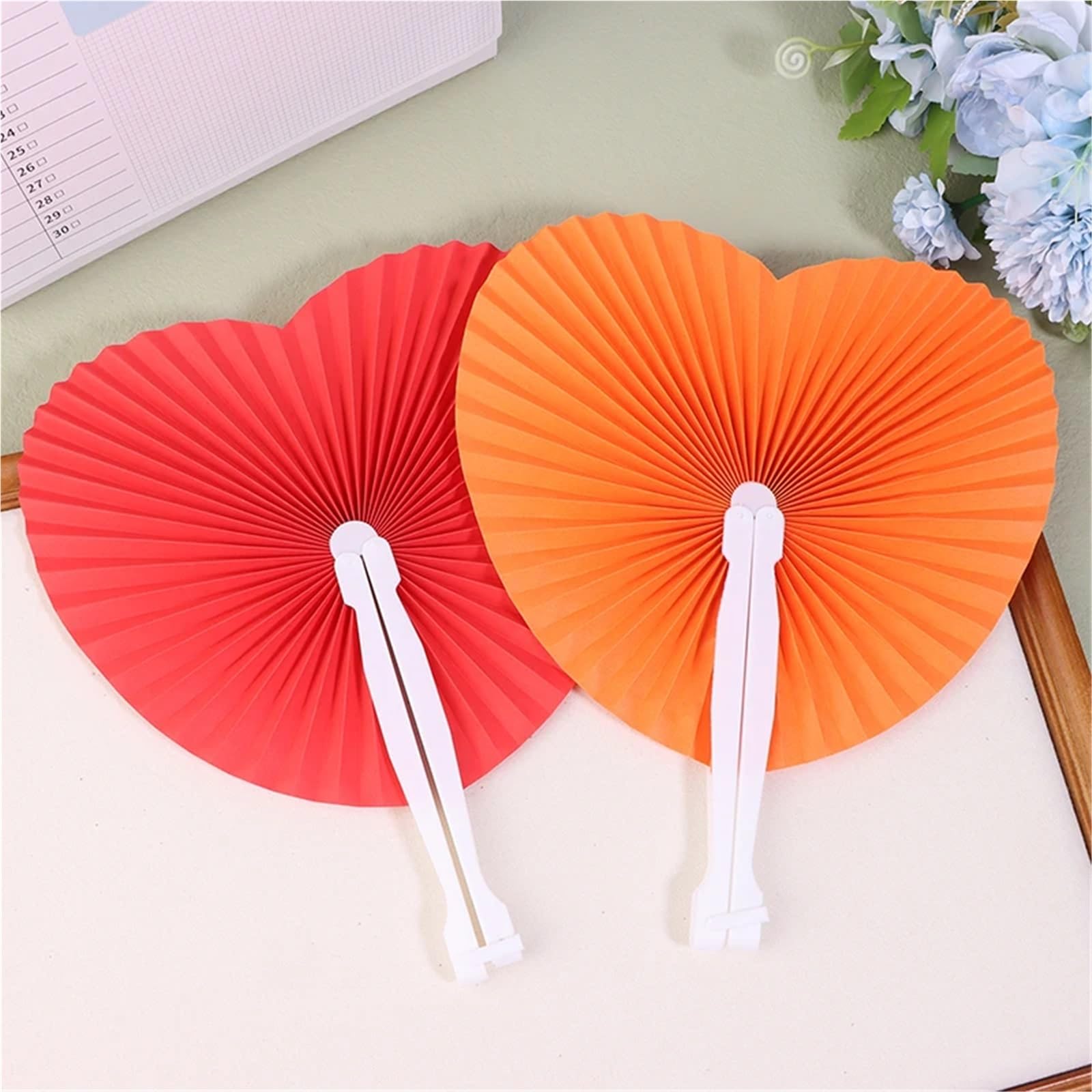 Fächer für Hochzeitsgäste, 50 Stück, bunt, herzförmig, Papier-Faltfächer für Geburtstag, Party, Souvenirs, Jahrestag, Verlobung, Babyparty, Taufe, Gastgeschenk (Orange)