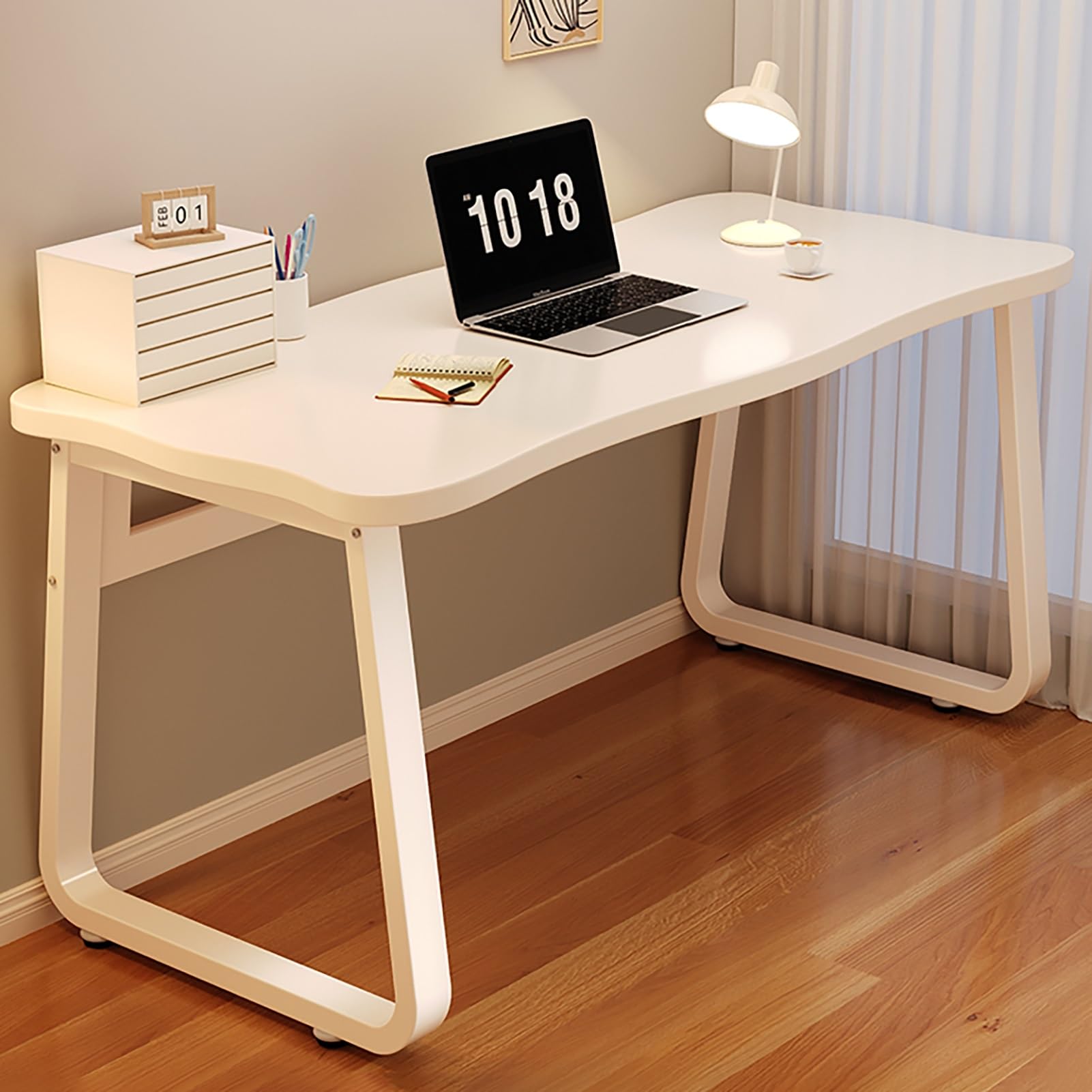 Bureau de jeu spacieux marron et métal pour créer un coin gaming immersif à la maison