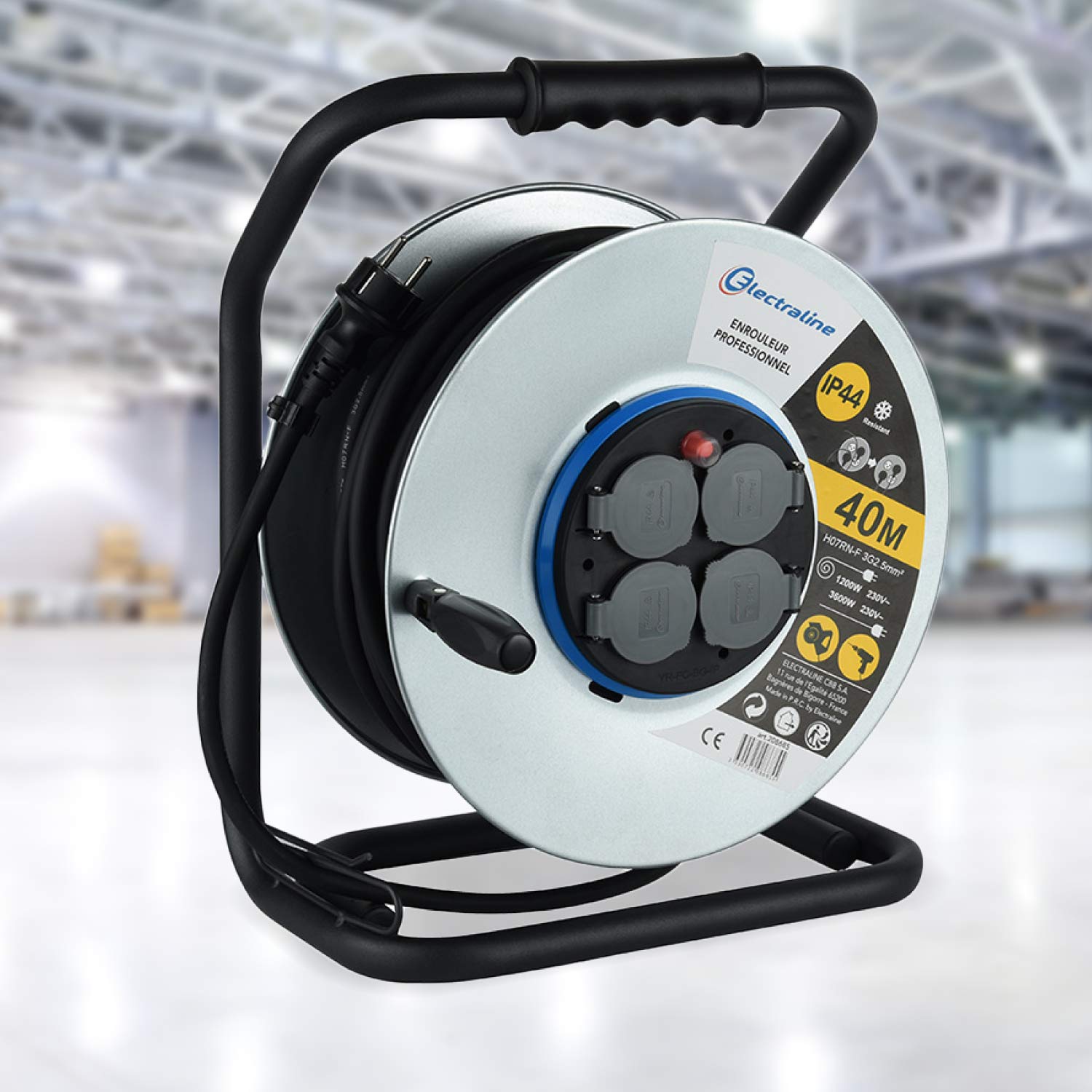 Electraline 208685 - Avvolgitore elettrico professionale impermeabile IP44 cåble 40 m in gomma 3G2.5m㎡ per cantiere in metallo, 4 prese con guida per il cavo, nero
