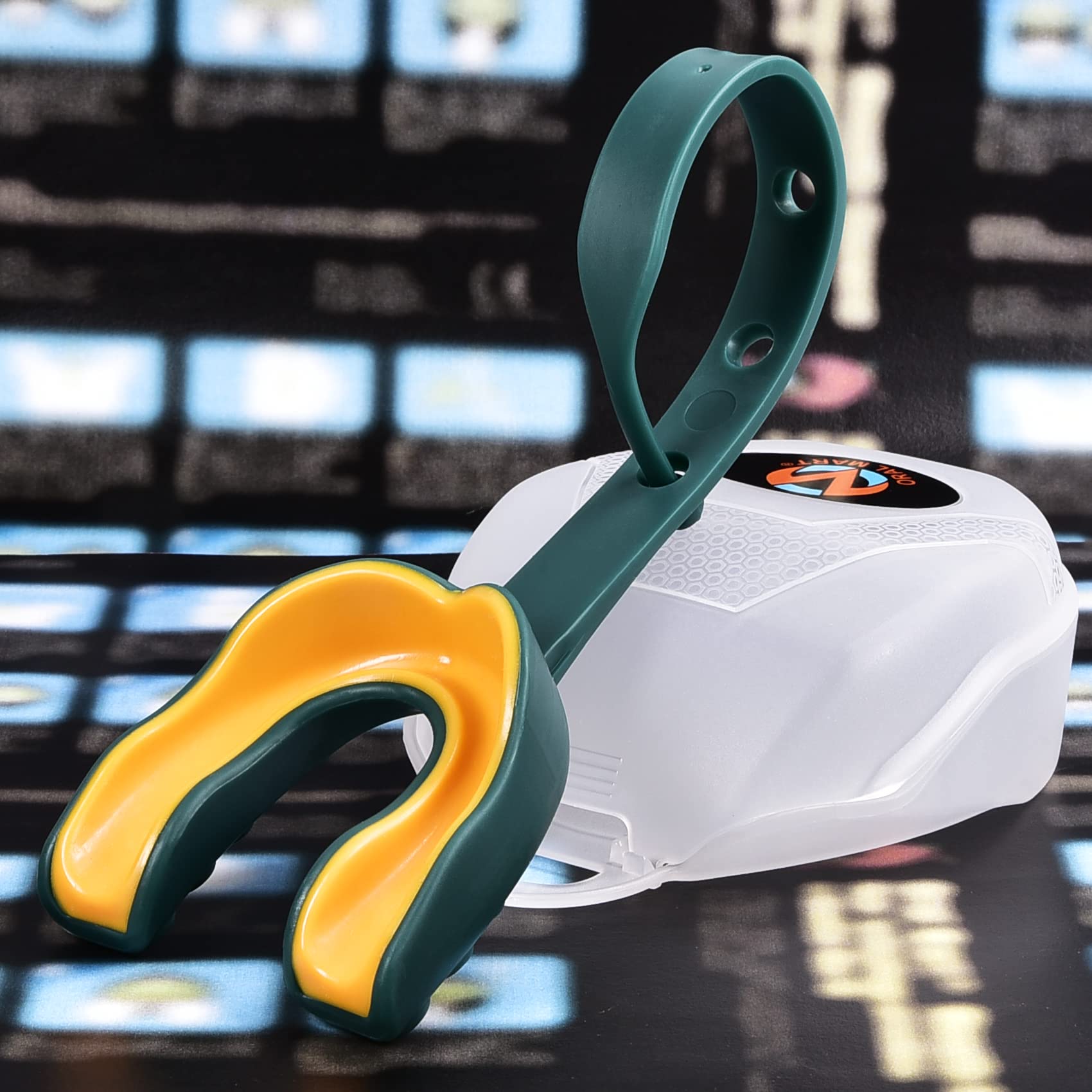 Oral Mart Strapped Mouth Guard dla dorosłych (zielony/żółty) - sportowy ochraniacz na zęby z połączonym paskiem do piłki nożnej, hokeja na lodzie, lacrosse, taekwondo