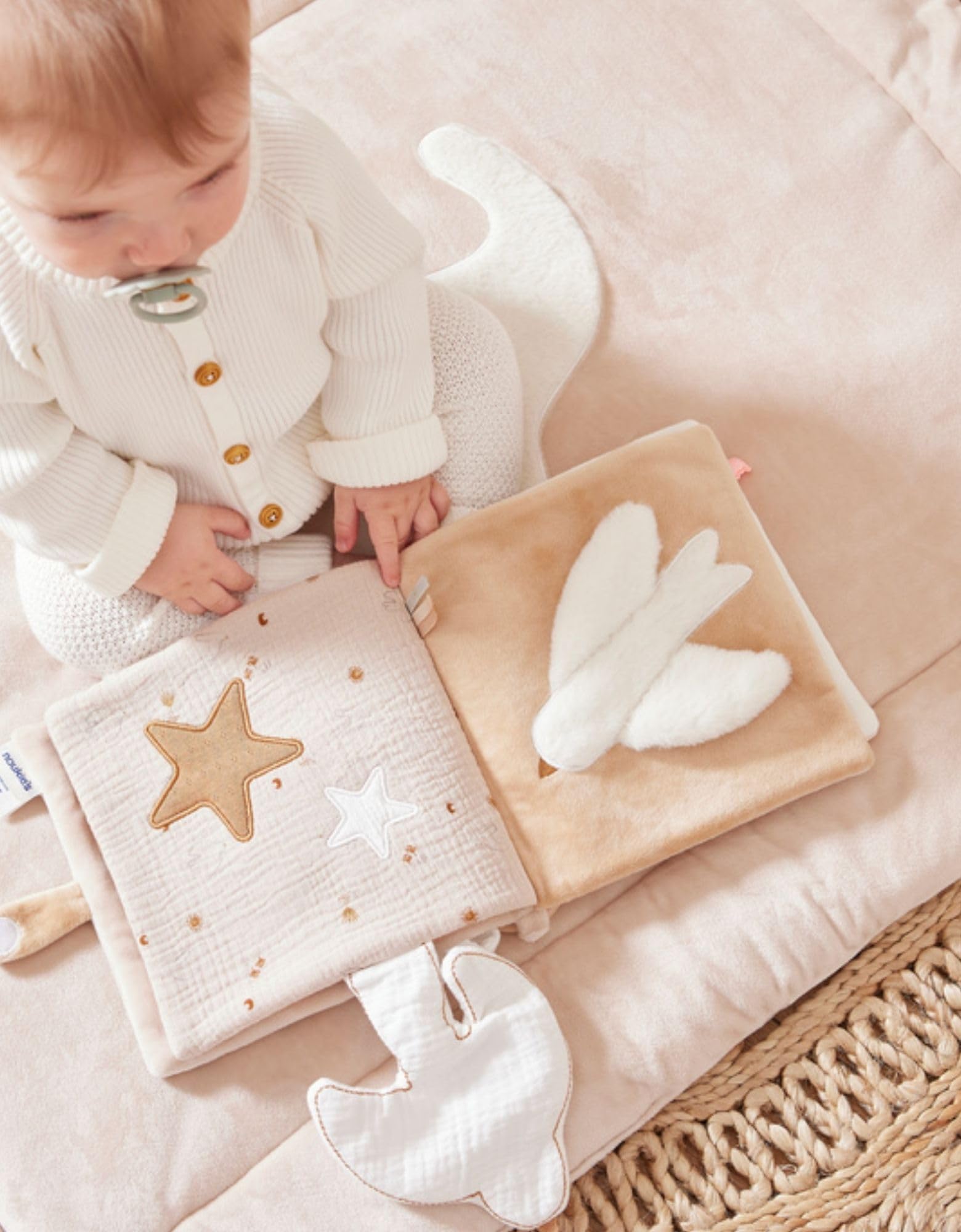 NOUKIE'S - Livre d'activités en peluche - Jouet d'éveil pour bébé - Bali, Moka & Snow - Idéal cadeau