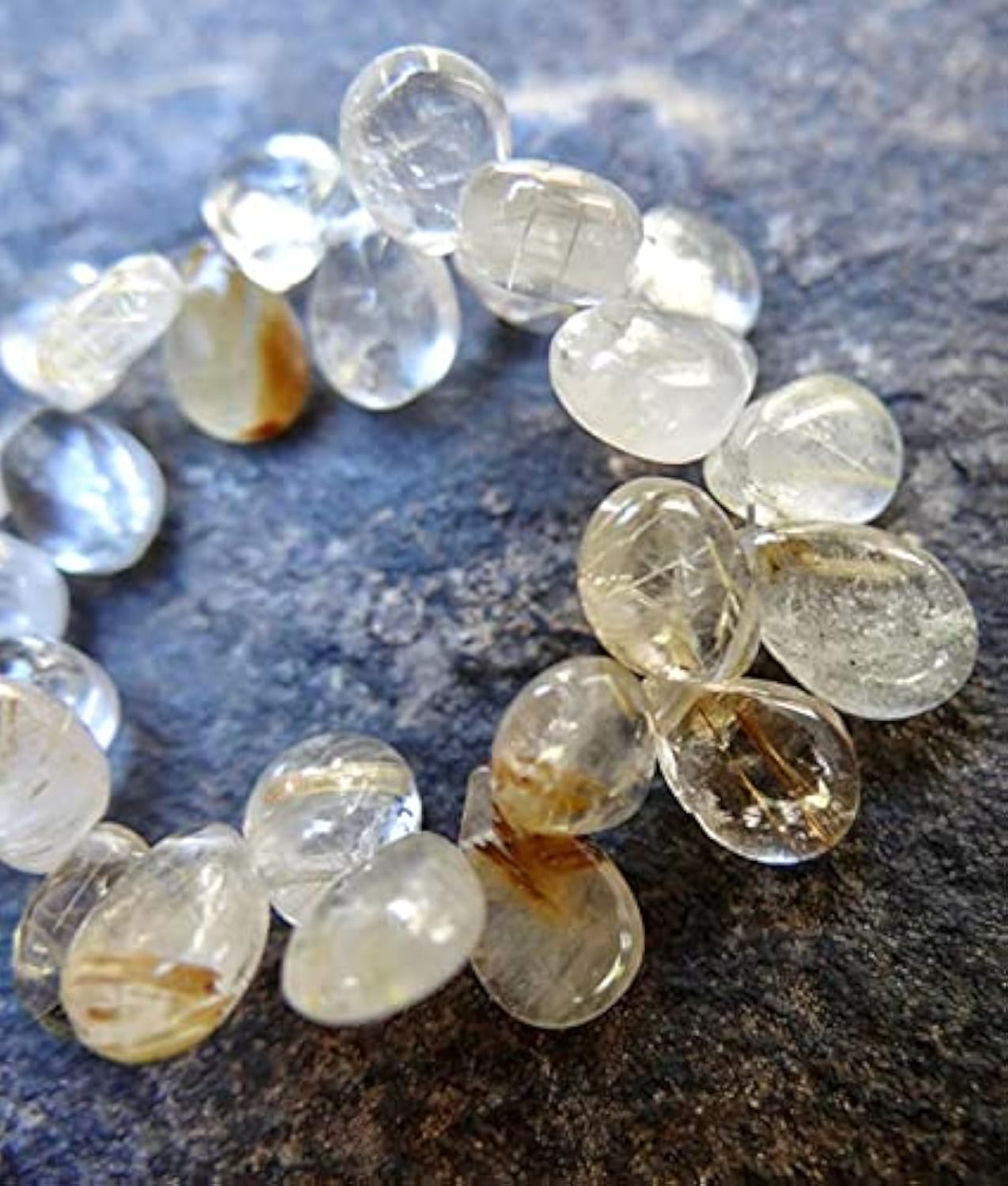 Quartz rutilé doré haut de gamme en briolettes poires de titane véritable