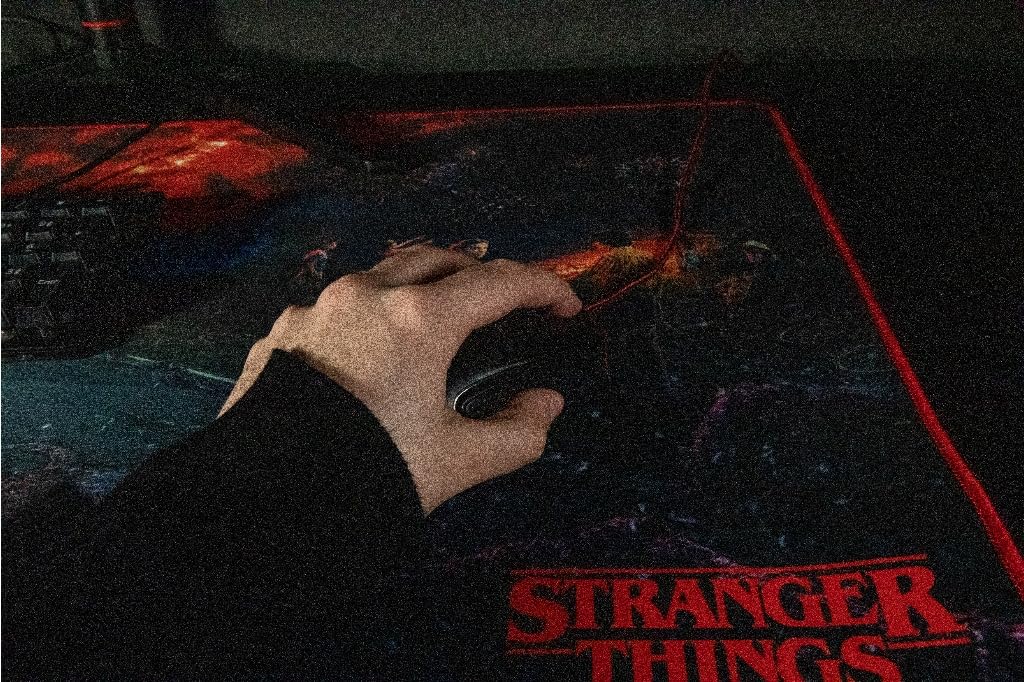 Konix Stranger Things XXL Gaming-Mauspad 90 x 46 cm - rutschfeste Mikrofaser-Oberfläche - Gummi - Mental Geißler-Motiv