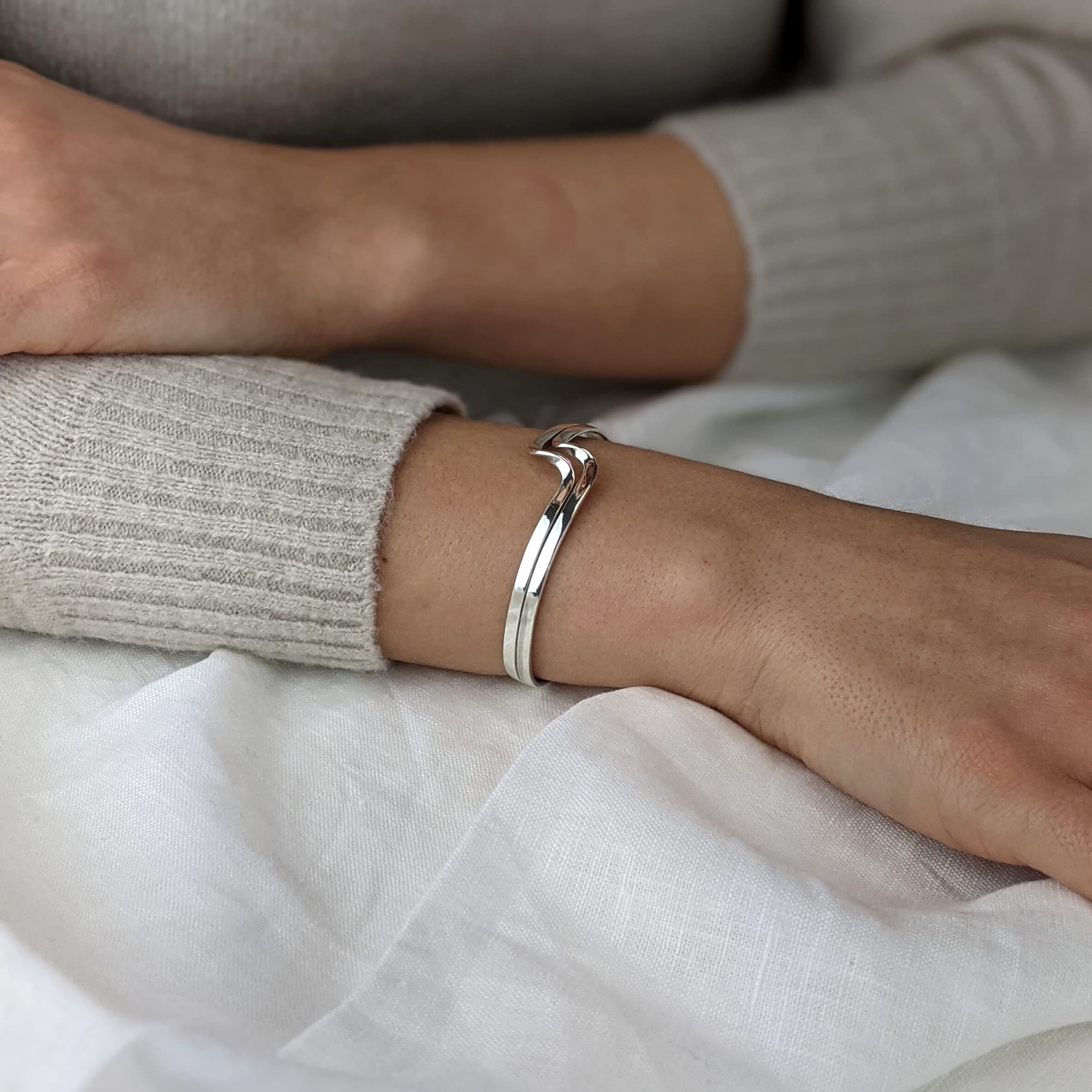 Silverly Bracciale Rigido Ondulato in Argento Sterling 925 per Donna | Bracciale Rigido Moderno a Doppia Fila con Motivo Ondulato | Bracciale Curvo Spesso | Gioielli Scultorei Minimalisti ed Eleganti